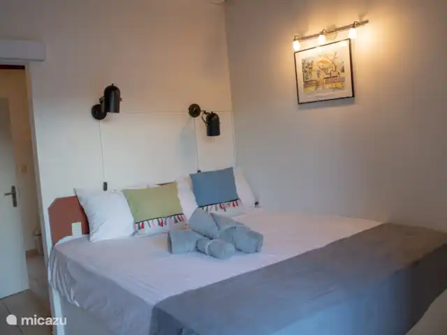 Sérénade de l’île | Curaçao, Curaçao-Centre, Boca St. Michiel - studio Chambre confortable avec un lit élégant, un éclairage chaleureux et une atmosphère relaxante.