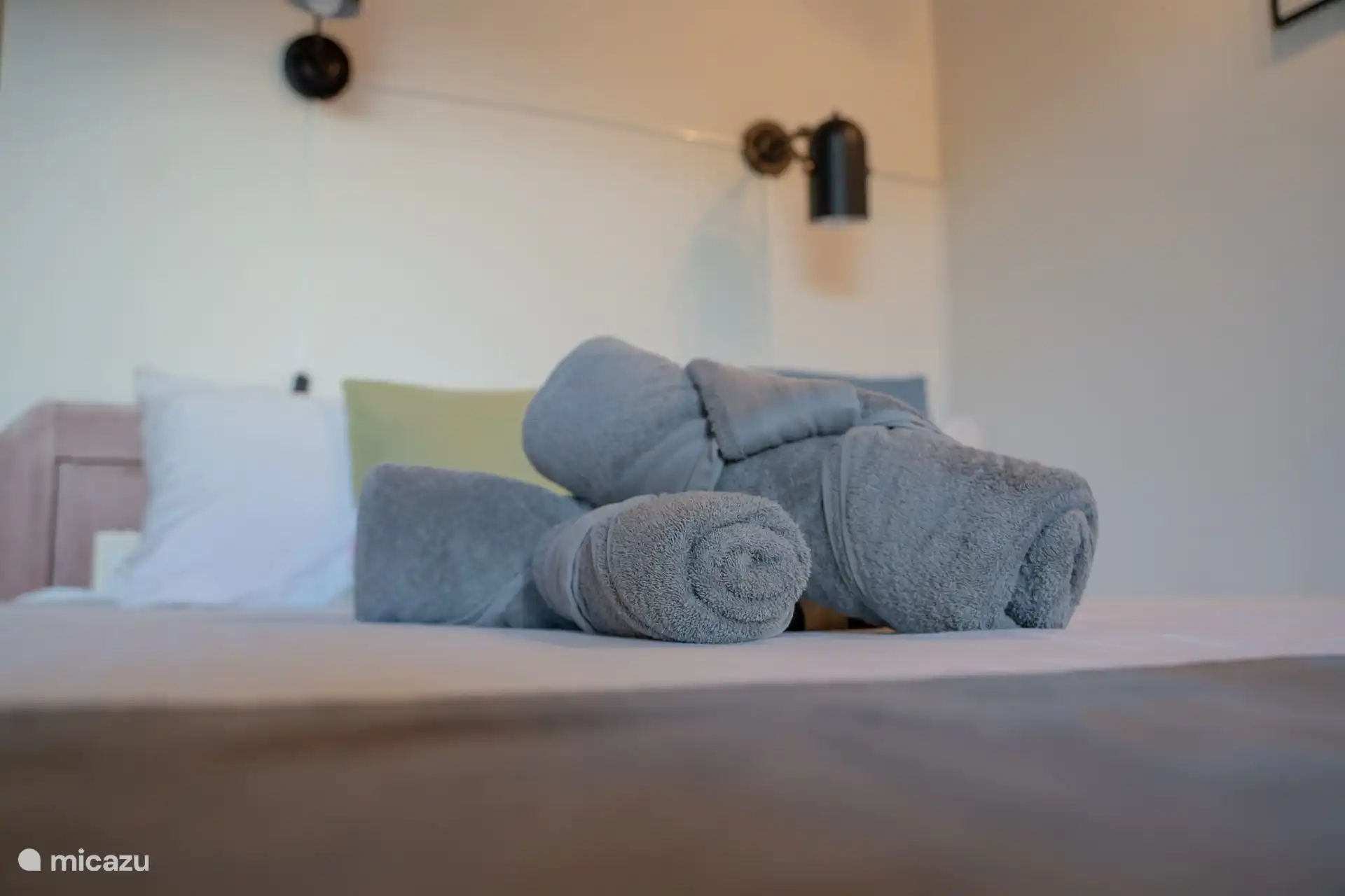 Weiche, bequeme Handtücher, die sorgfältig auf dem Bett ausgelegt sind, sorgen für ein zusätzliches Gefühl von Luxus und Komfort während Ihres Aufenthalts.