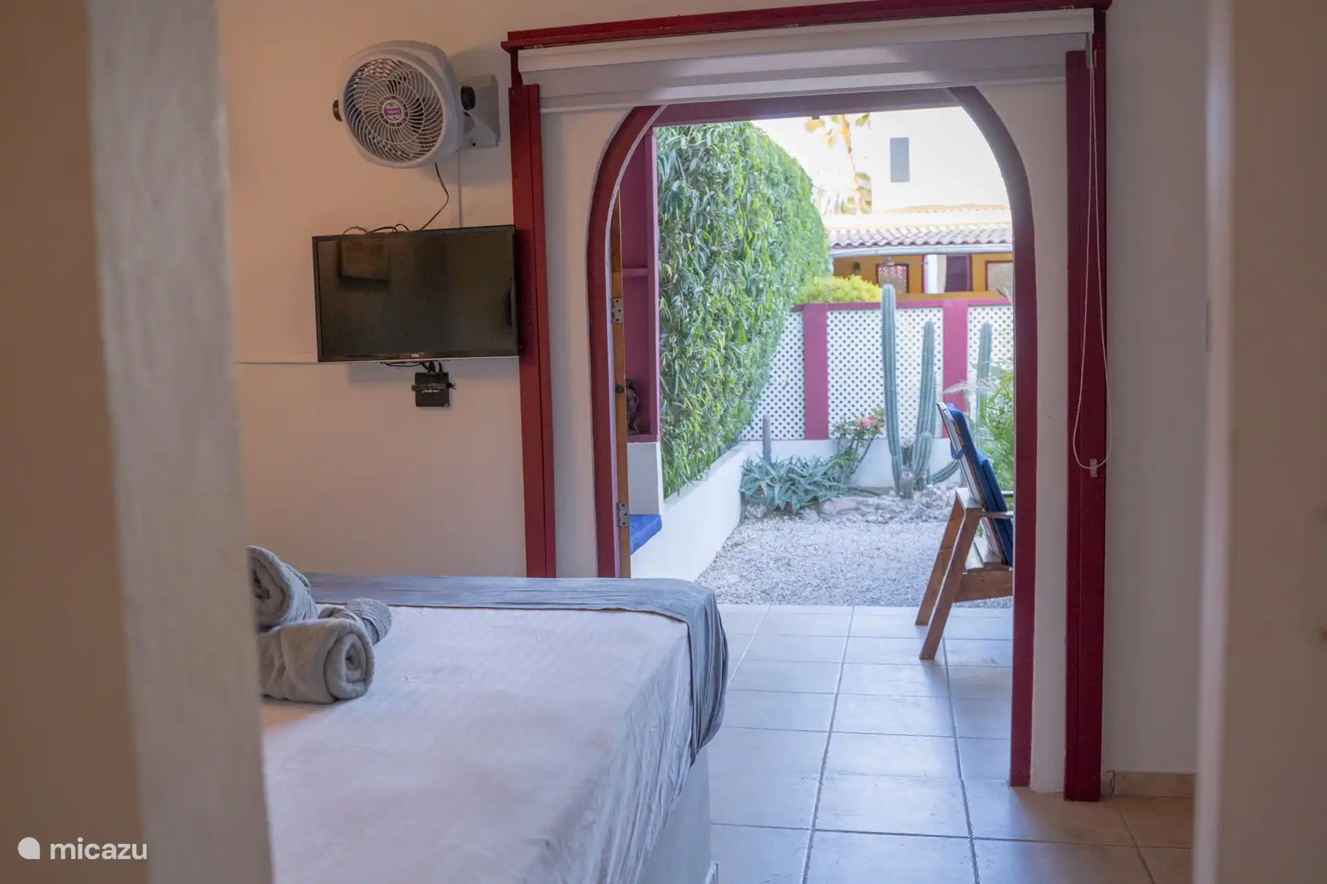 Helle und offene Aussicht von der Innenseite der privaten Terrasse und des üppigen Gartens.