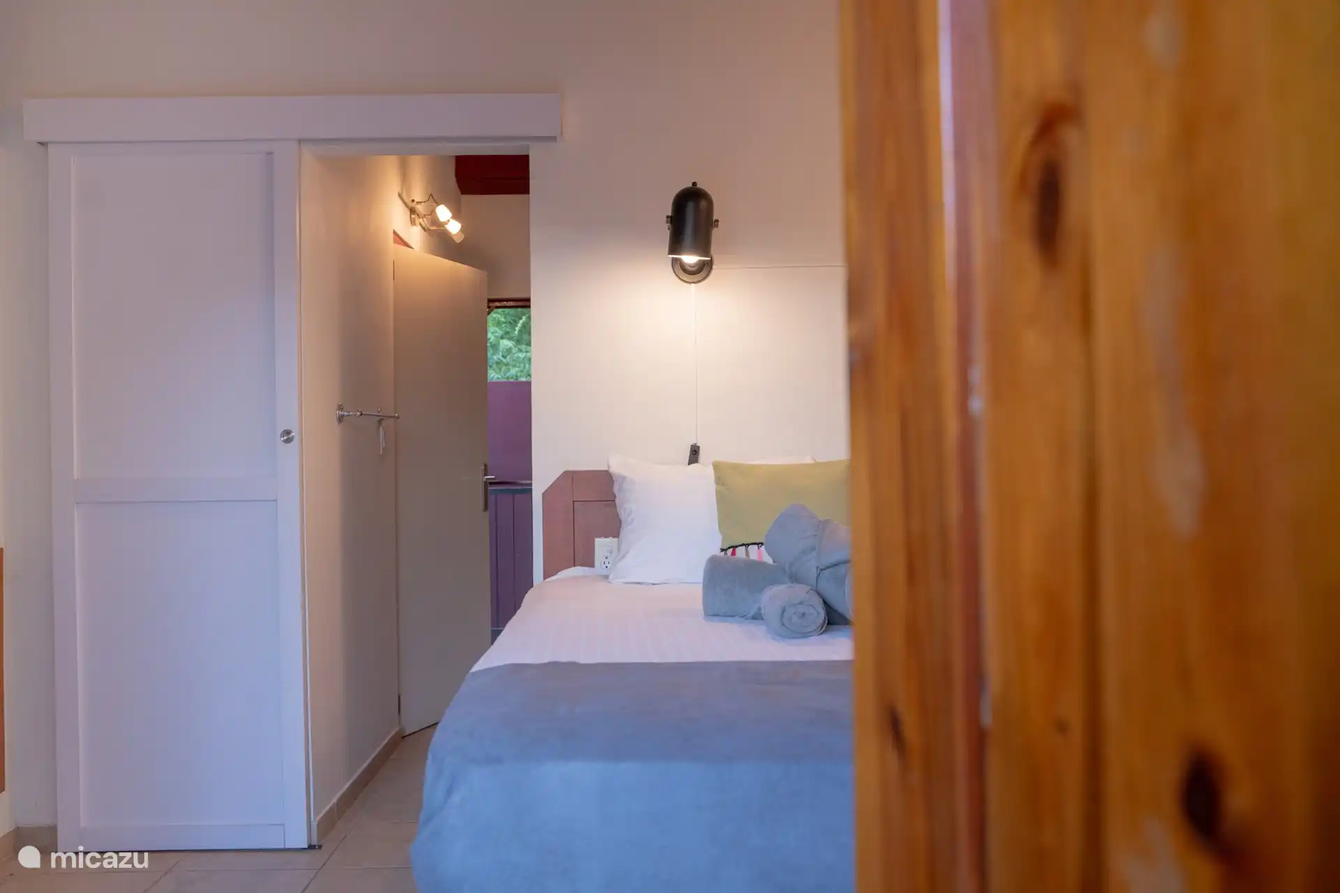 Atemberaubende Ausblicke von außen nach innen, mit viel natürlichem Licht, das den Raum erfüllt und eine offene, einladende Atmosphäre schafft.