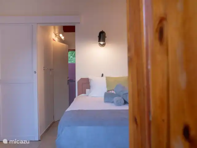 Sérénade de l’île | Curaçao, Curaçao-Centre, Boca St. Michiel - studio Une vue imprenable de l’extérieur vers l’intérieur, avec beaucoup de lumière naturelle remplissant l’espace et créant une atmosphère ouverte et accueillante.