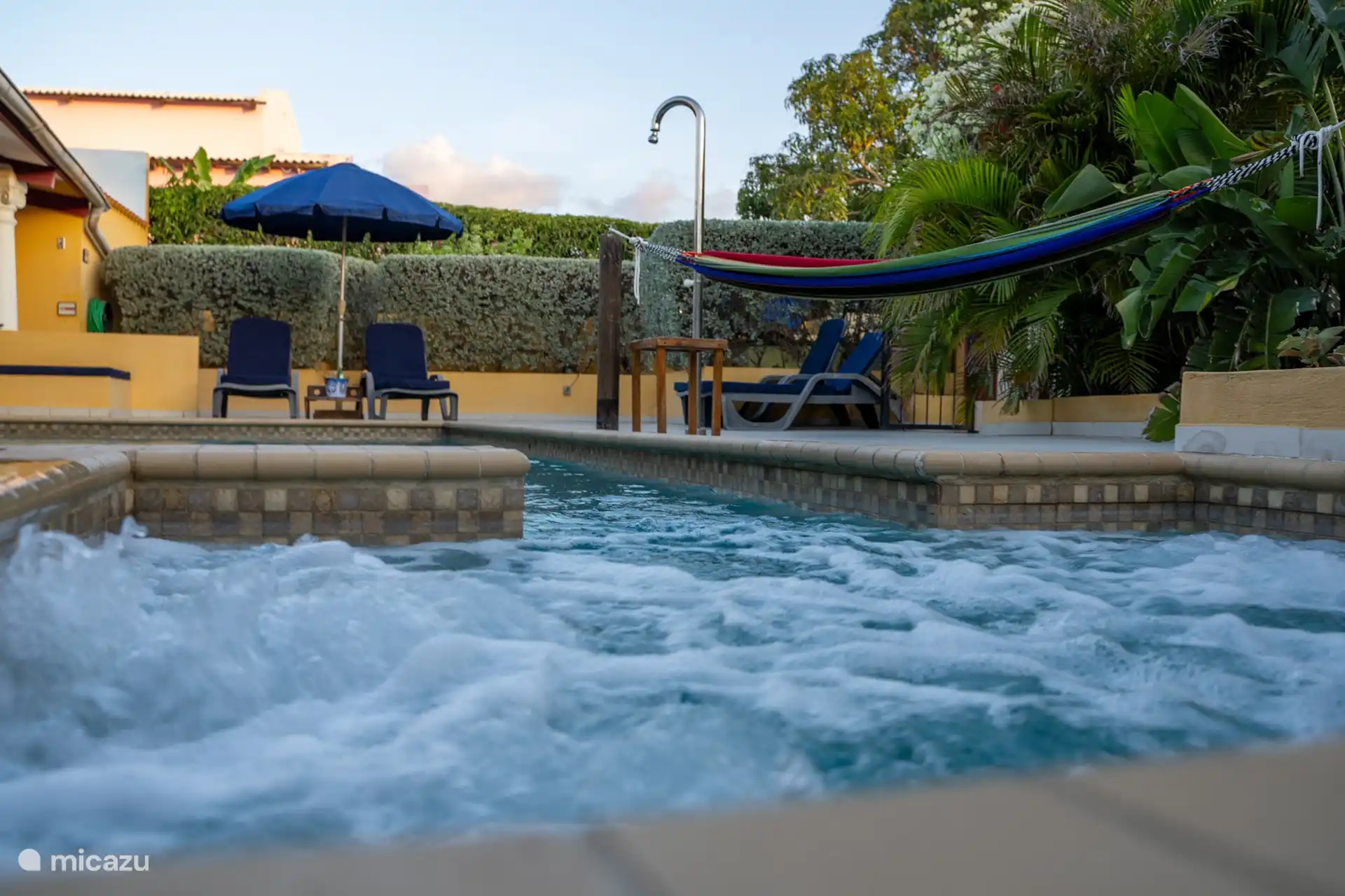 Egal, ob Sie sich sonnen, in der Hängematte lesen oder sich im Pool abkühlen möchten. Dieser Außenbereich ist komplett für Ihren Komfort und Ihre Ruhe ausgestattet.