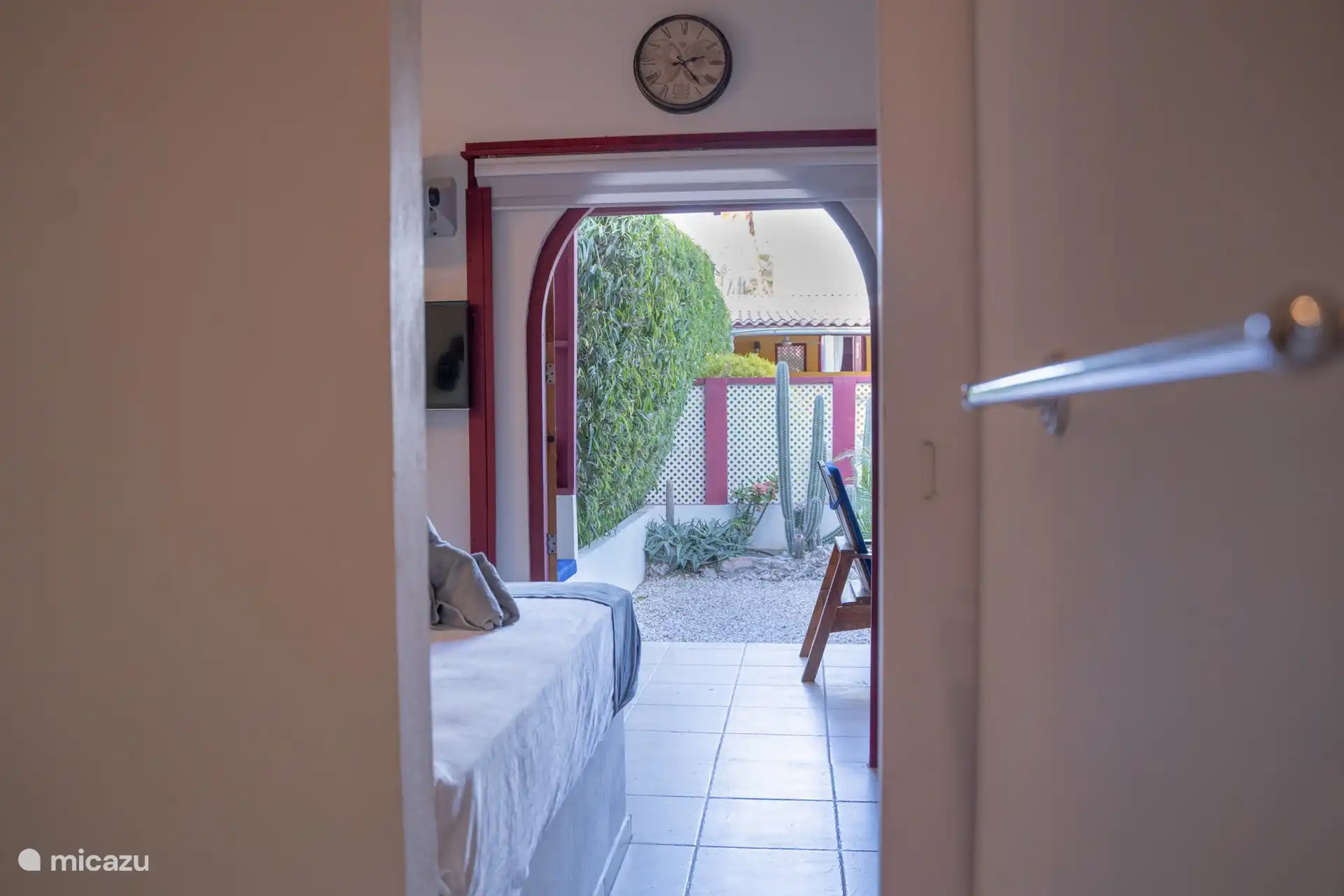 Helle und offene Aussicht von der Innenseite der privaten Terrasse und des üppigen Gartens.