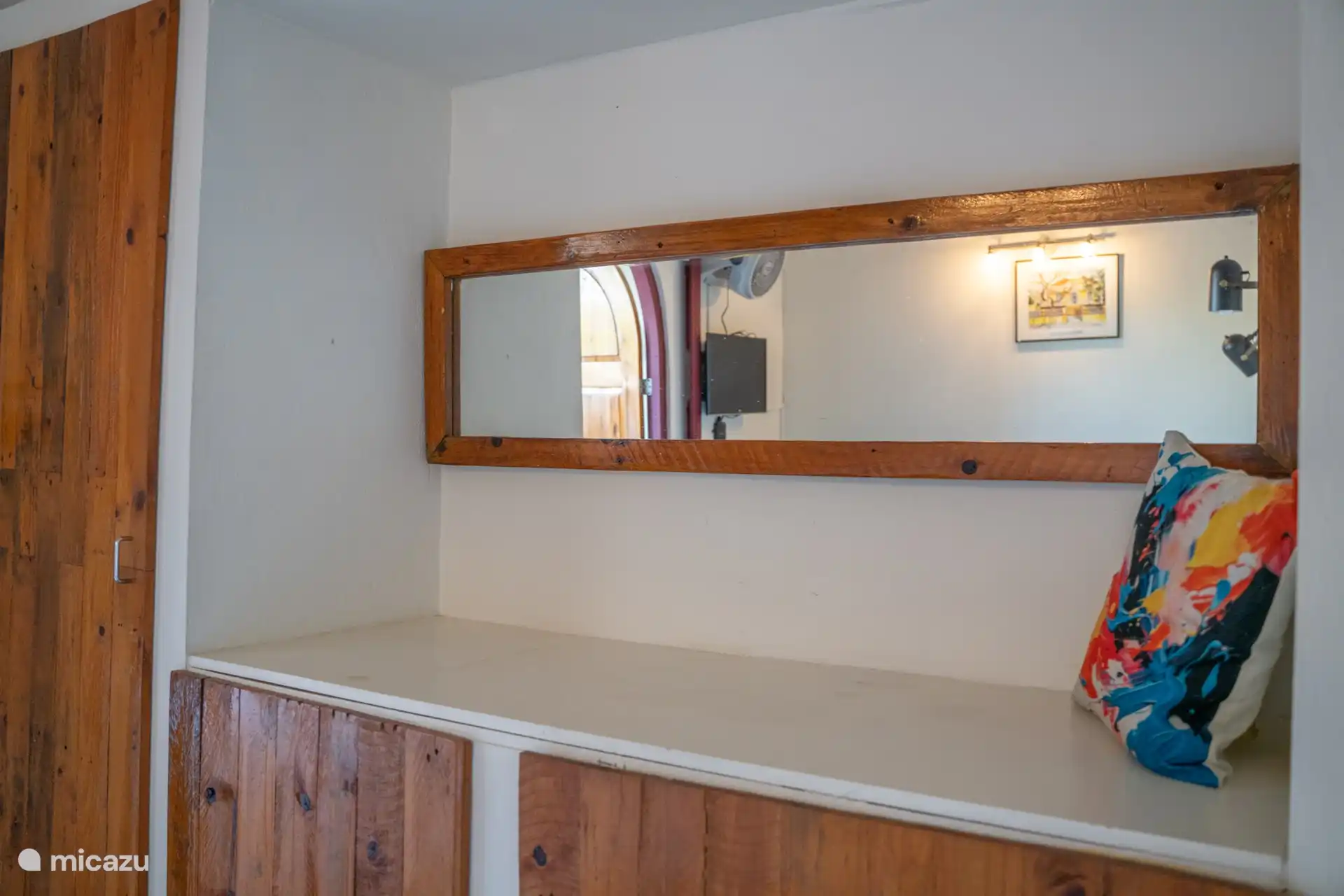 Eleganter horizontaler Spiegel mit Holzrahmen, der nicht nur den Raum optisch vergrößert, sondern dem Raum auch Wärme und Charakter verleiht.