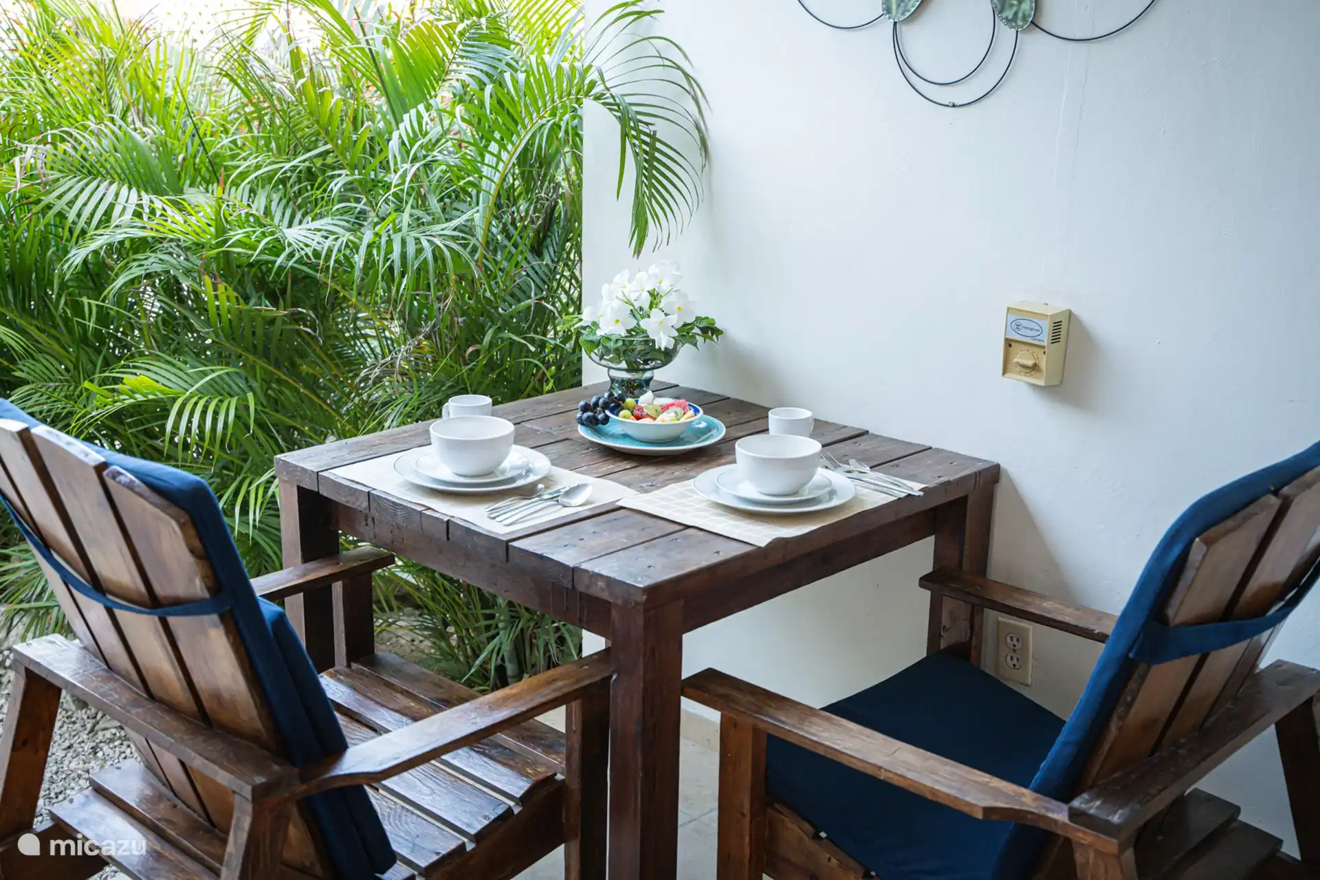 Gemütlicher Tisch im Freien auf der privaten Veranda, perfekt für zwei Personen, um zu frühstücken, zu trinken oder die Ruhe gemeinsam zu genießen.