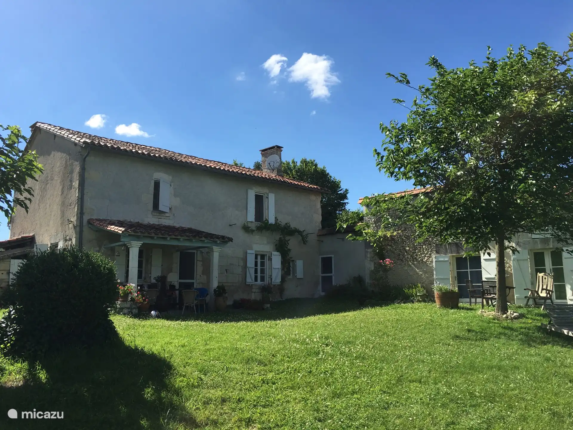 La maison principale avec aile latérale.