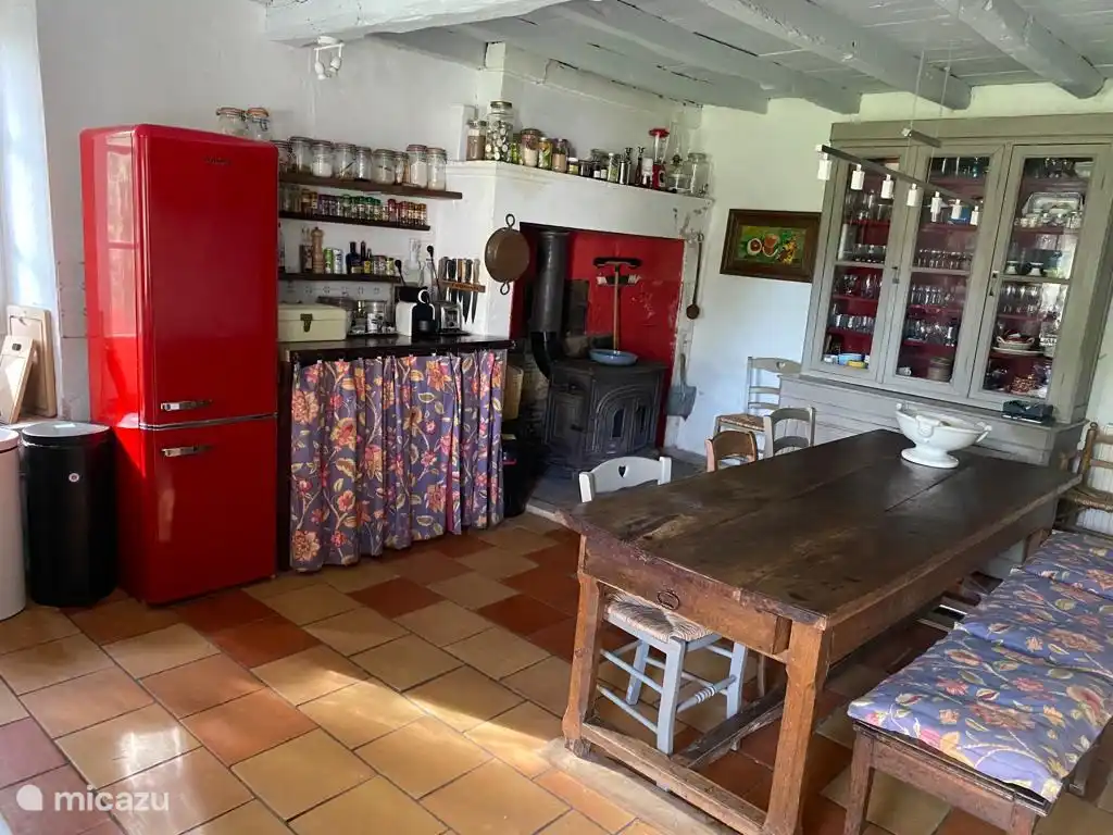 Die Wohnküche mit großzügigem Essbereich