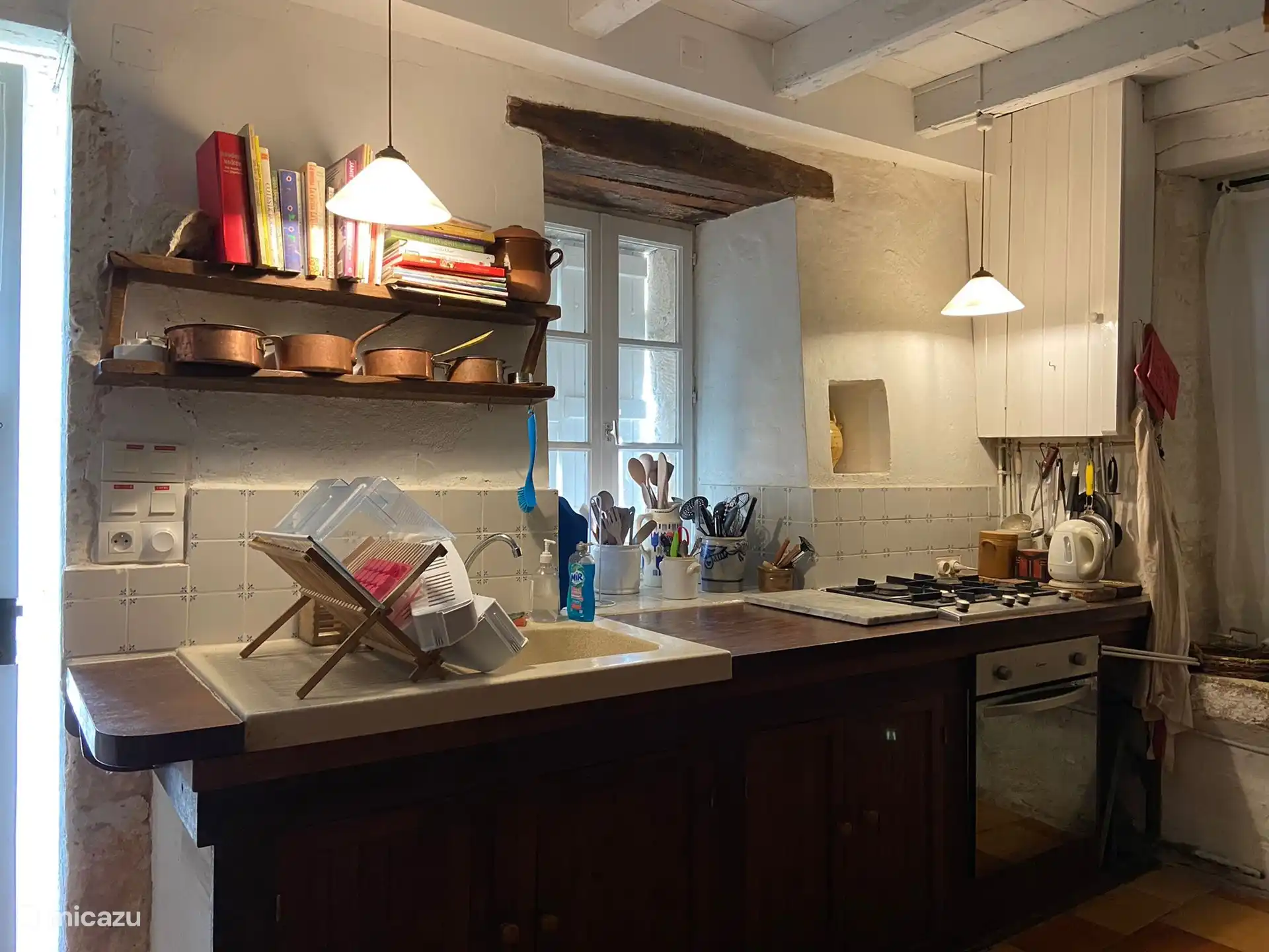 Arbeitsplatte mit Herd und Backofen