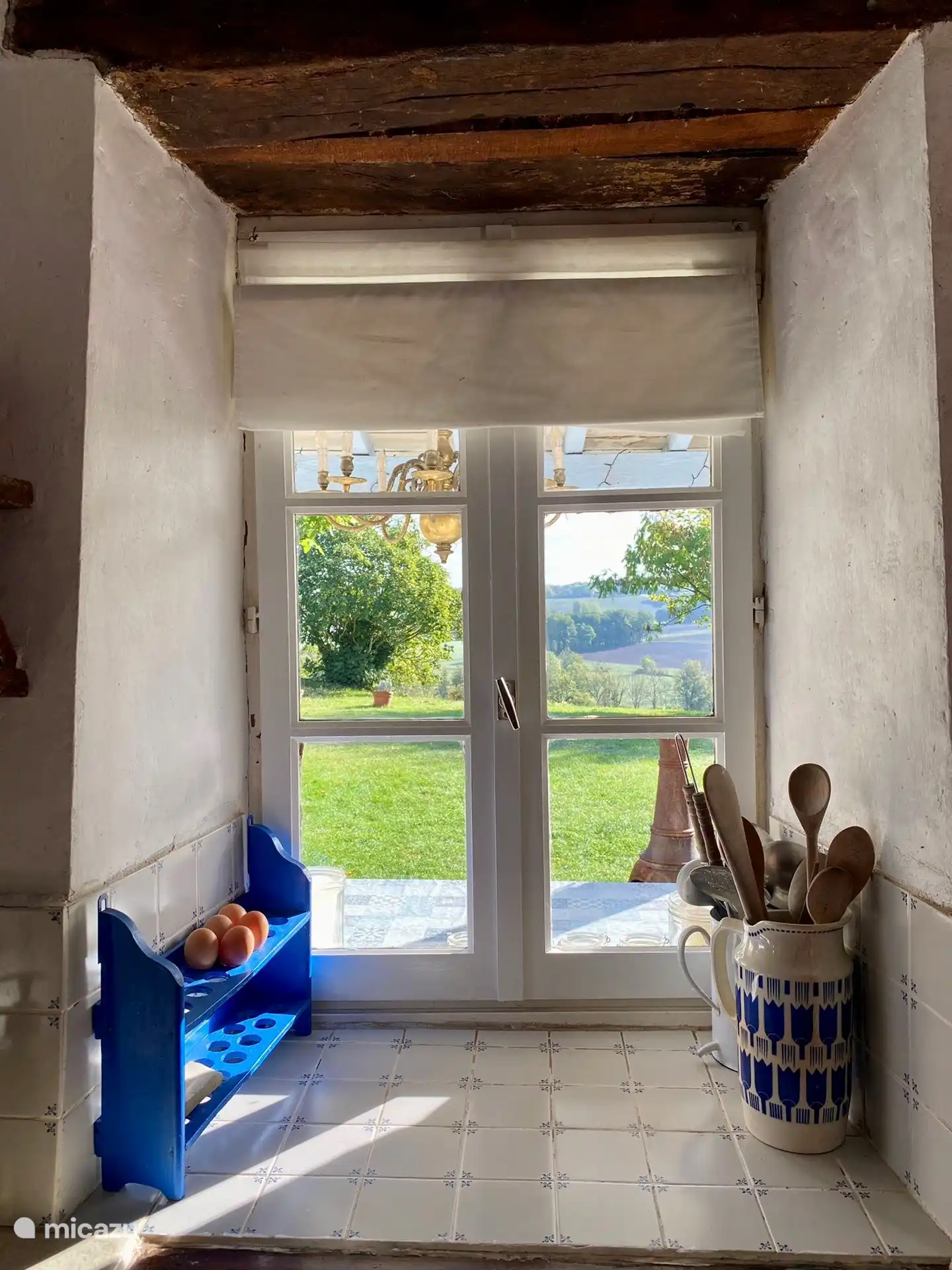 Küchenfenster mit Blick auf die Terrasse und den Garten