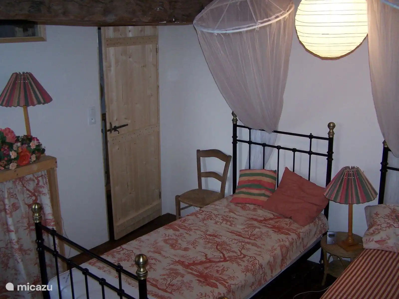 Orangefarbenes Zimmer mit 2 Einzelbetten