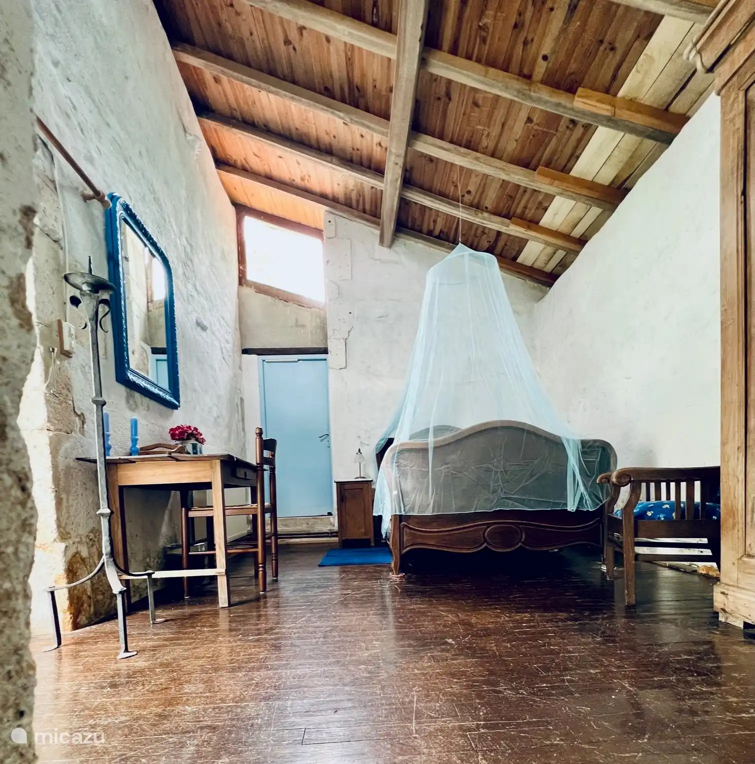 Blaues Zimmer mit Queensize-Bett, Erdgeschoss im Seitenflügel