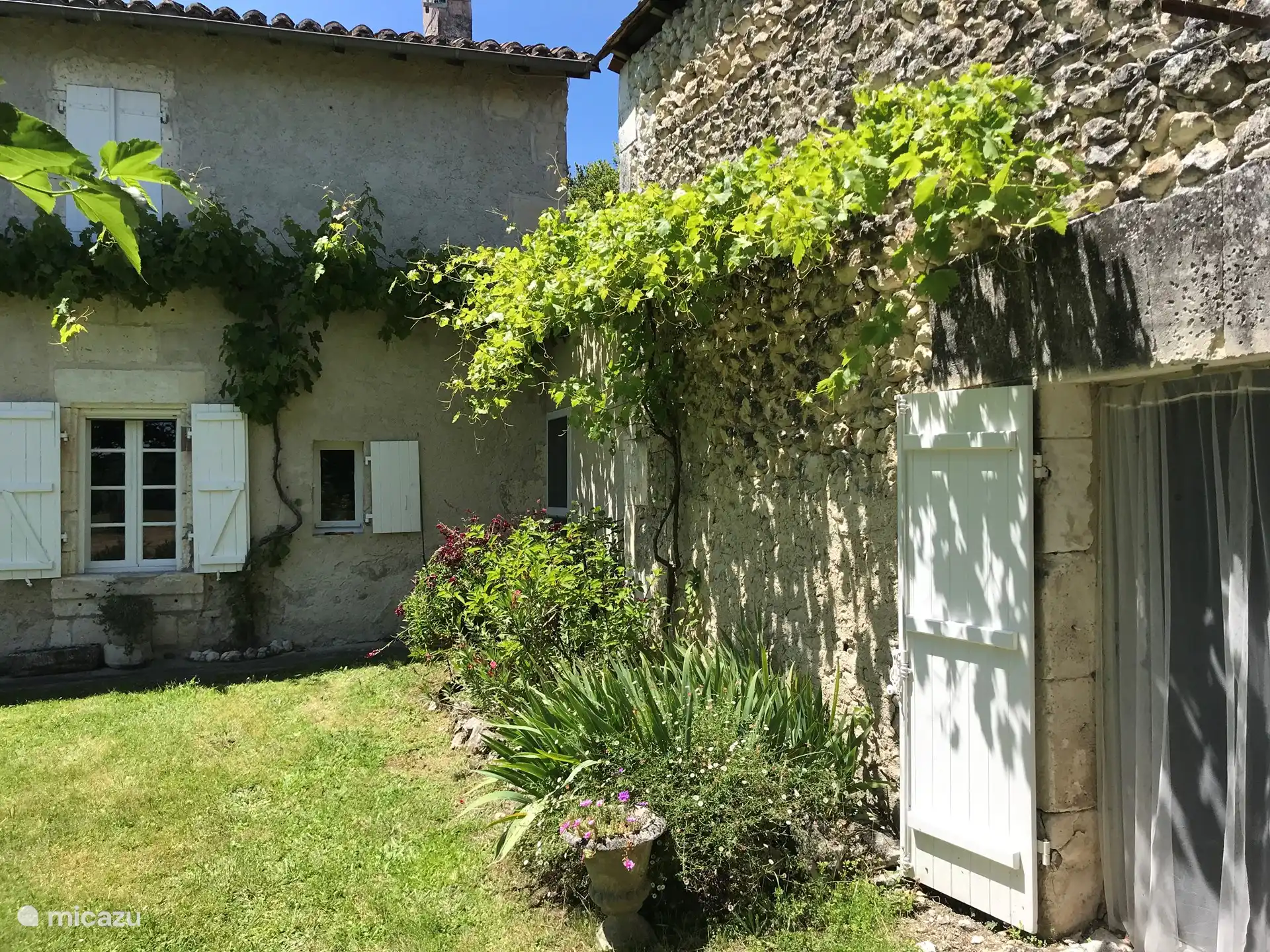 Nebengebäude. Blaues Zimmer mit französischen Türen zum Garten