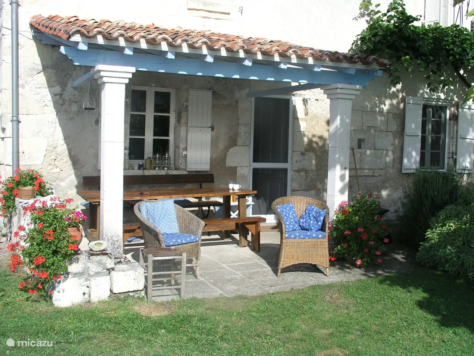 Überdachte Terrasse mit langem Tisch, wo Sie problemlos mit 8 Personen essen können