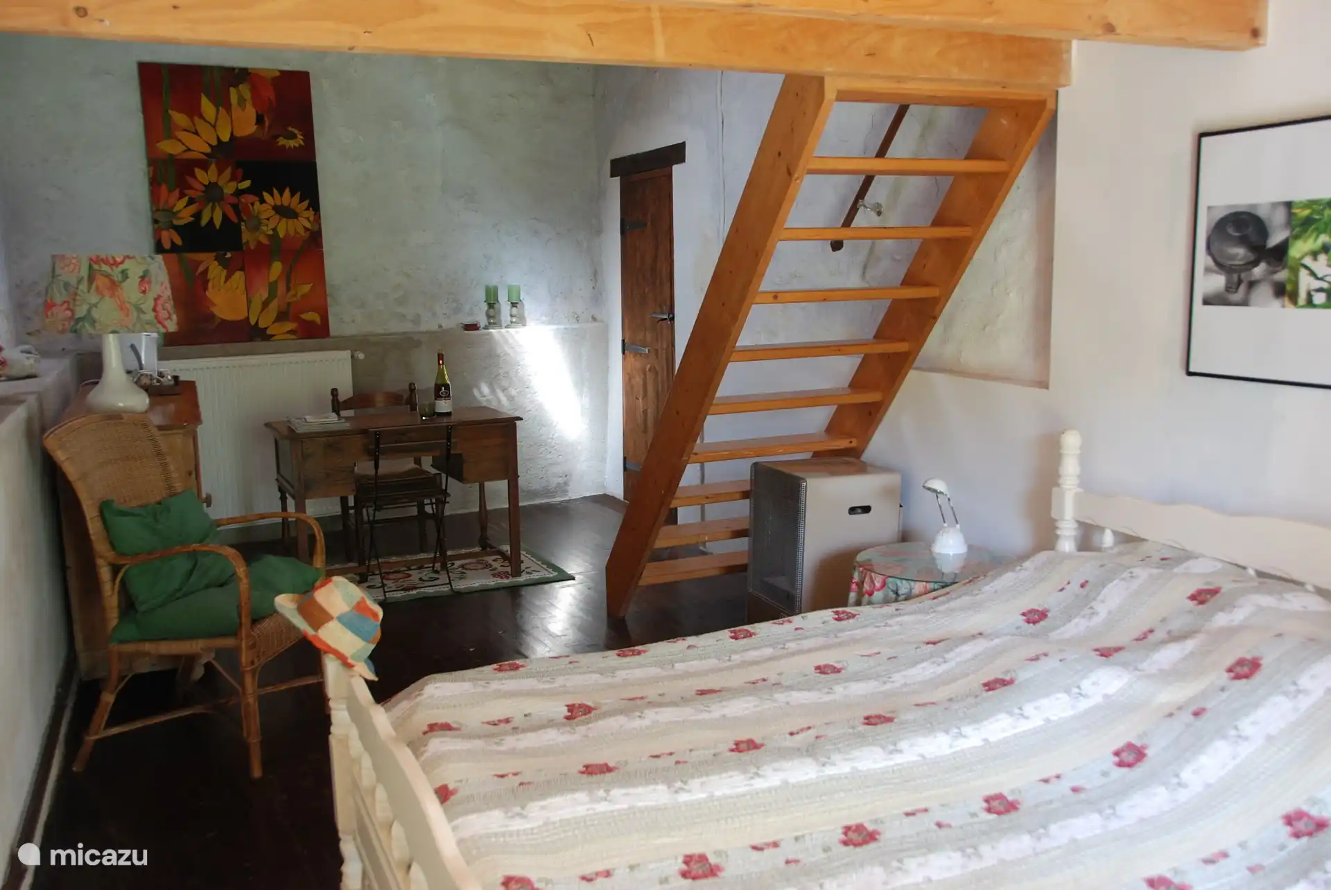 Grünes Zimmer, Erdgeschoss, mit Doppelbett und Türen zum Garten