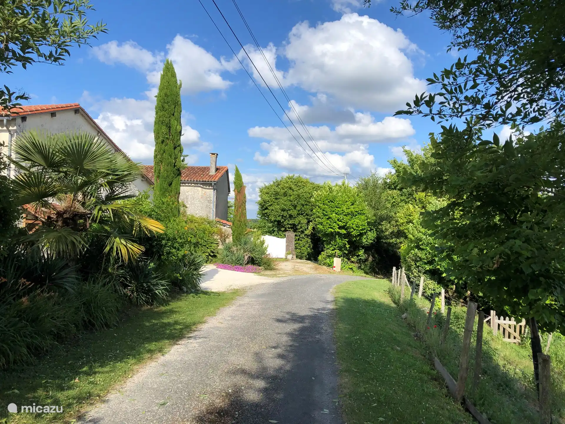 Wenn Sie auf der Straße ankommen, sehen Sie unser Haus auf der linken Seite hinter dem weißen Zaun.