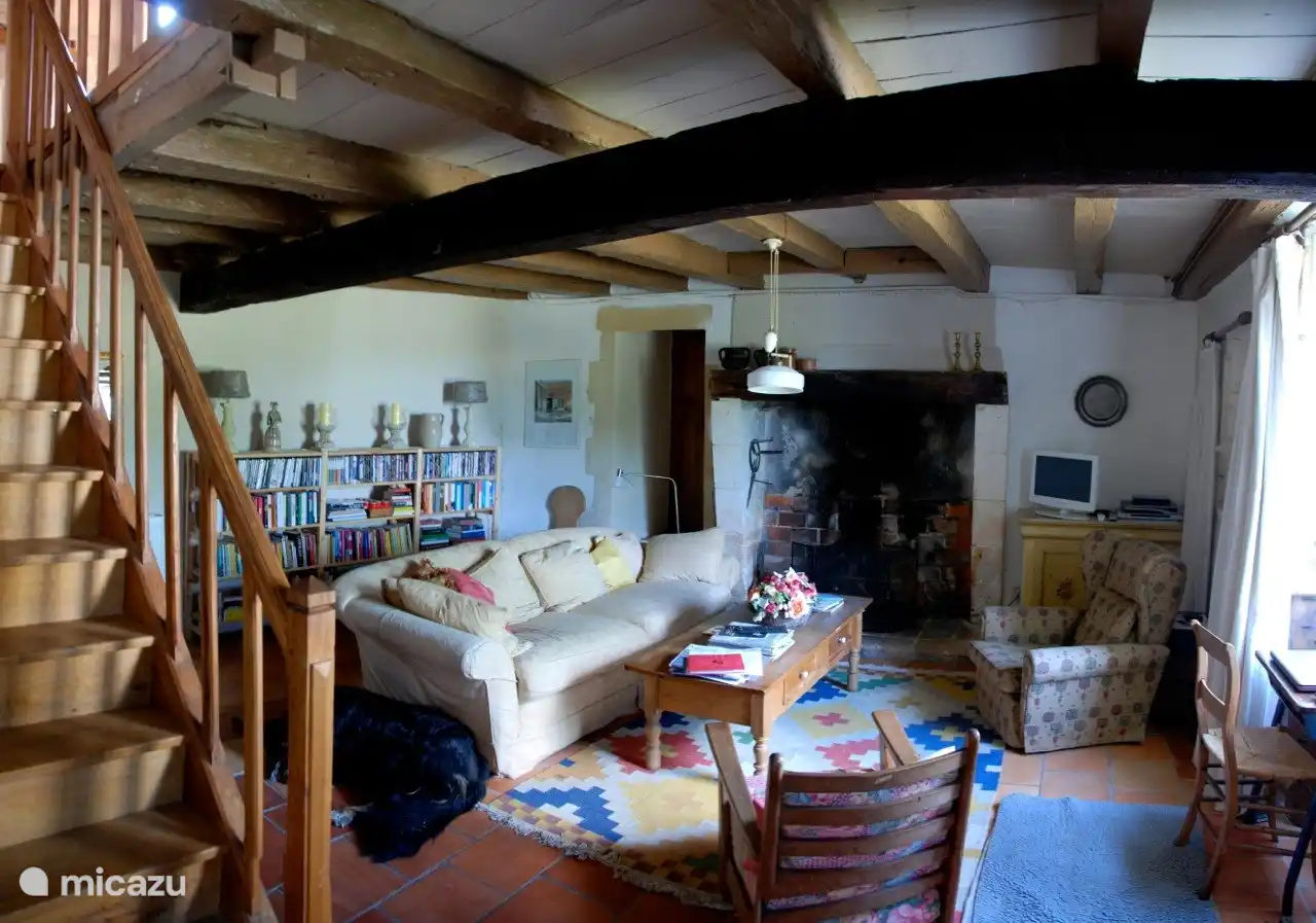 Wohnzimmer mit Treppe zu den Schlafzimmern