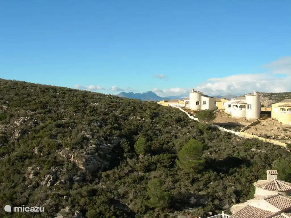 Vanaf het terras zie je het Bernia-gebergte