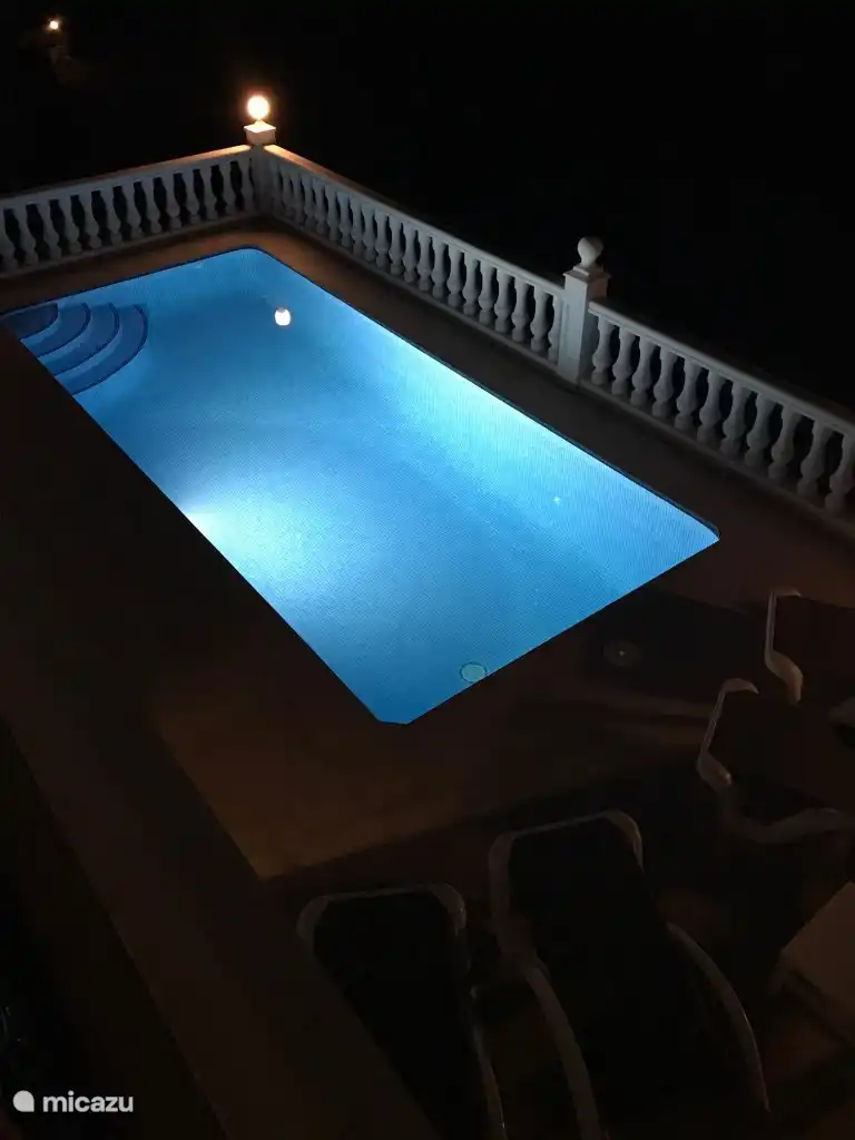 Helemaal klaar voor een nachtelijke duik in het zwembad