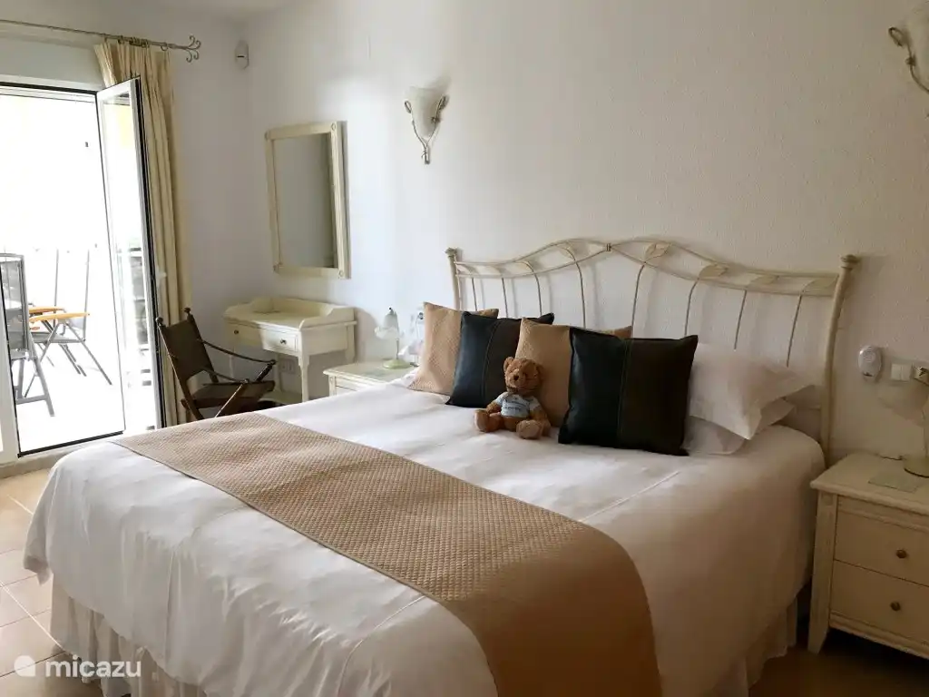 Hoofdslaapkamer ensuite, met superkingsize bed