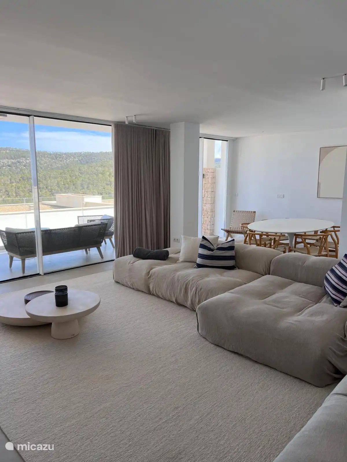 Wohnzimmer, Tischständer Sommer draußen auf der Terrasse