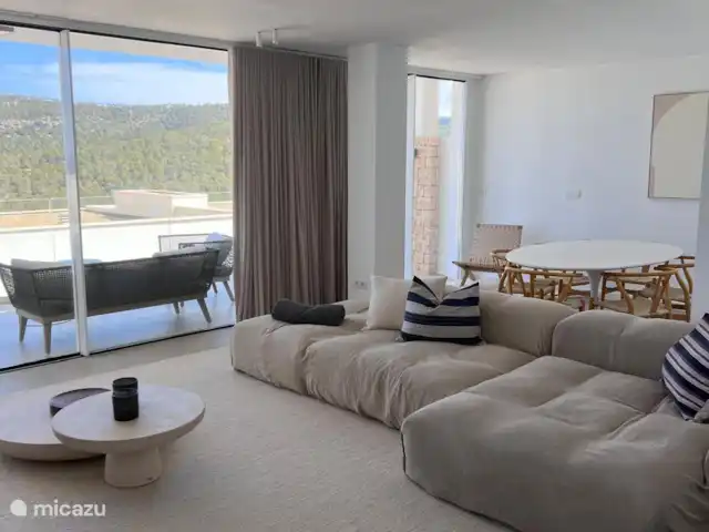 Casa Léo huren in Spanje, Ibiza, Cala Vadella - appartement Zitkamer, tafel staat zomer periode buiten op terras