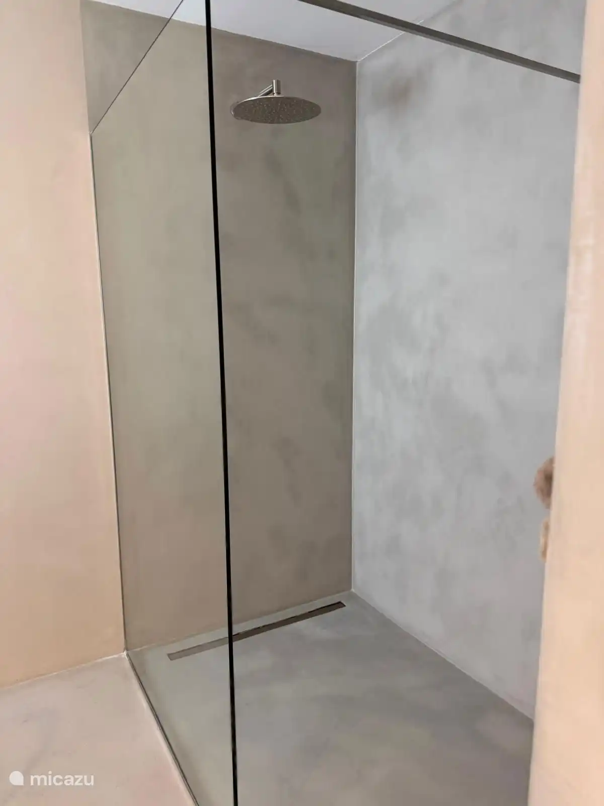 ruime douche masterbedroom