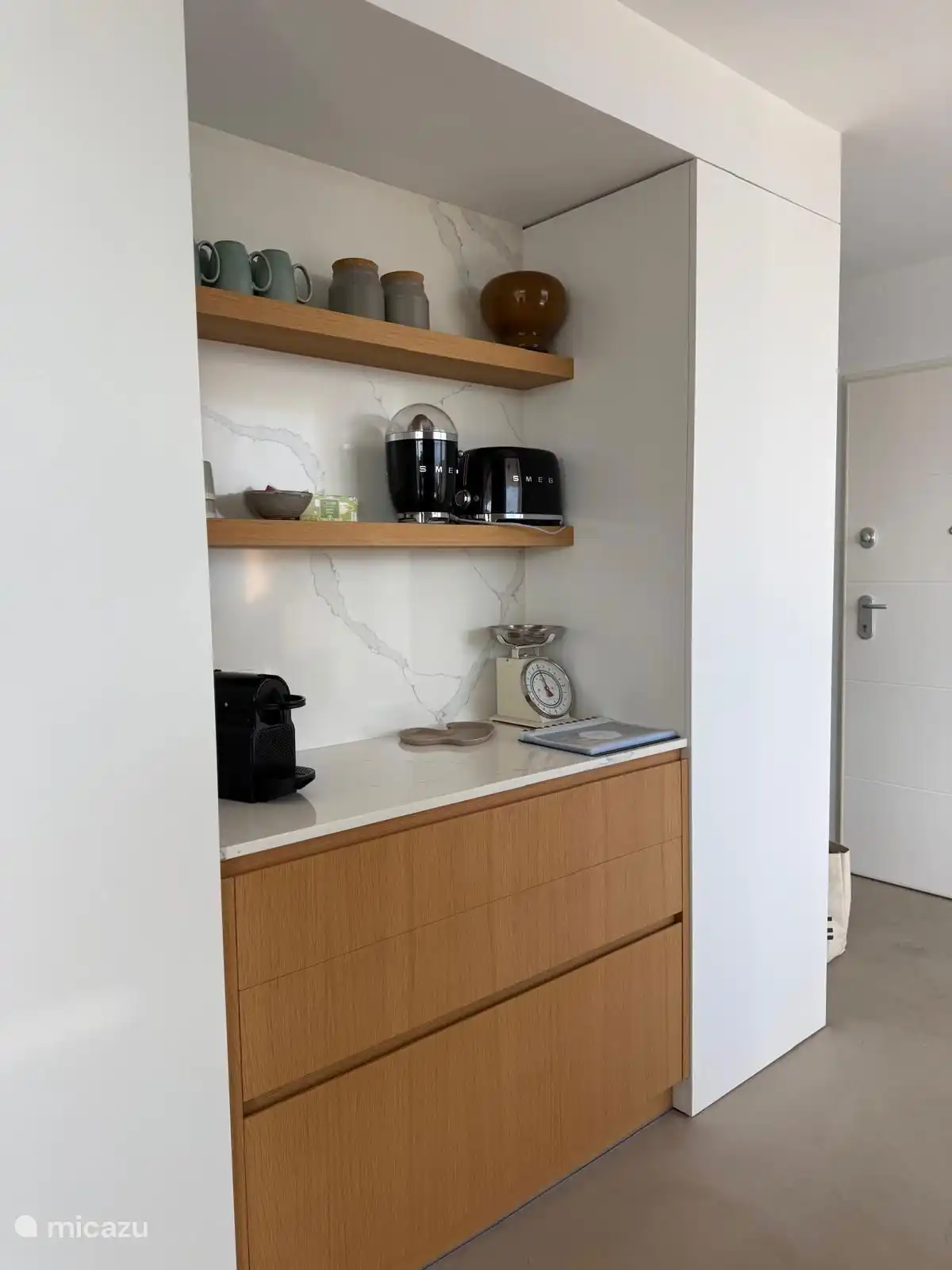 opbergkasten, koffie apparaat, weegschaal, toaster, perser, etc.