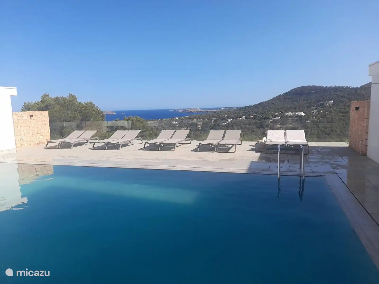 Atemberaubende Aussicht vom Pool aus