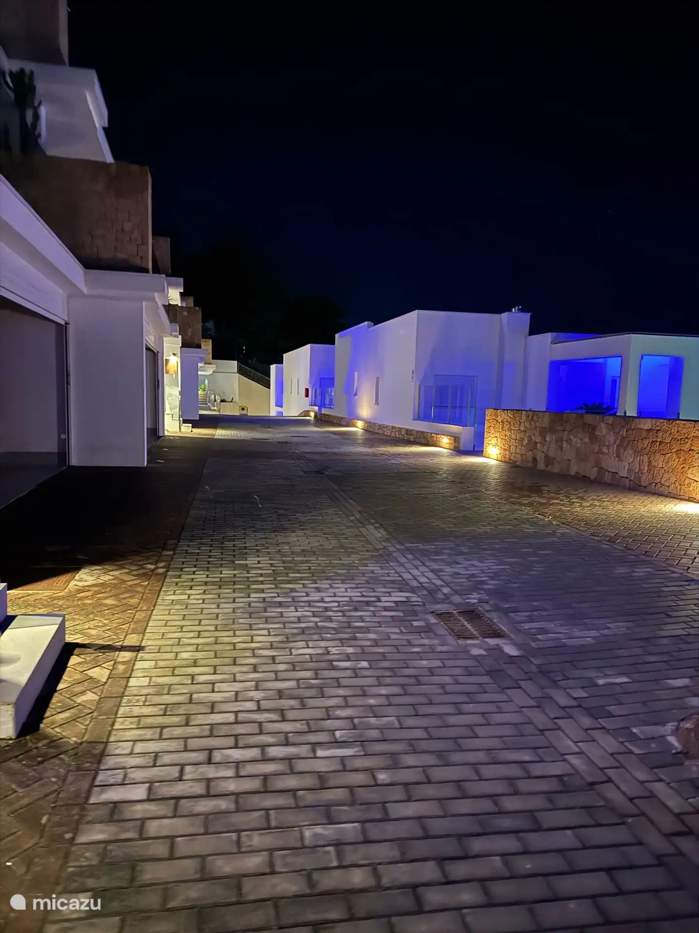 Dies ist die Zwischenstraße, in der sich die Garagen befinden