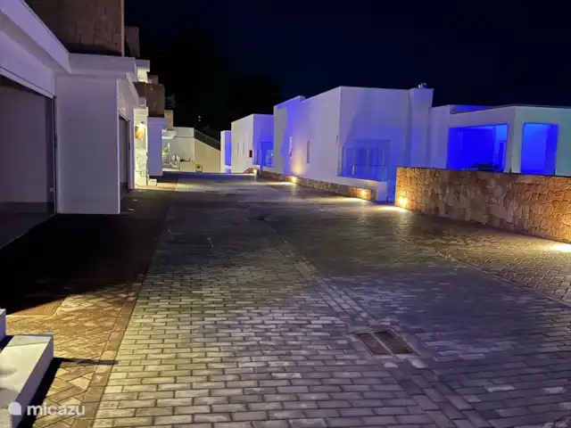 Casa Léo huren in Spanje, Ibiza, Cala Vadella - appartement Dit is de tussenstraat waar de garages zich bevinden