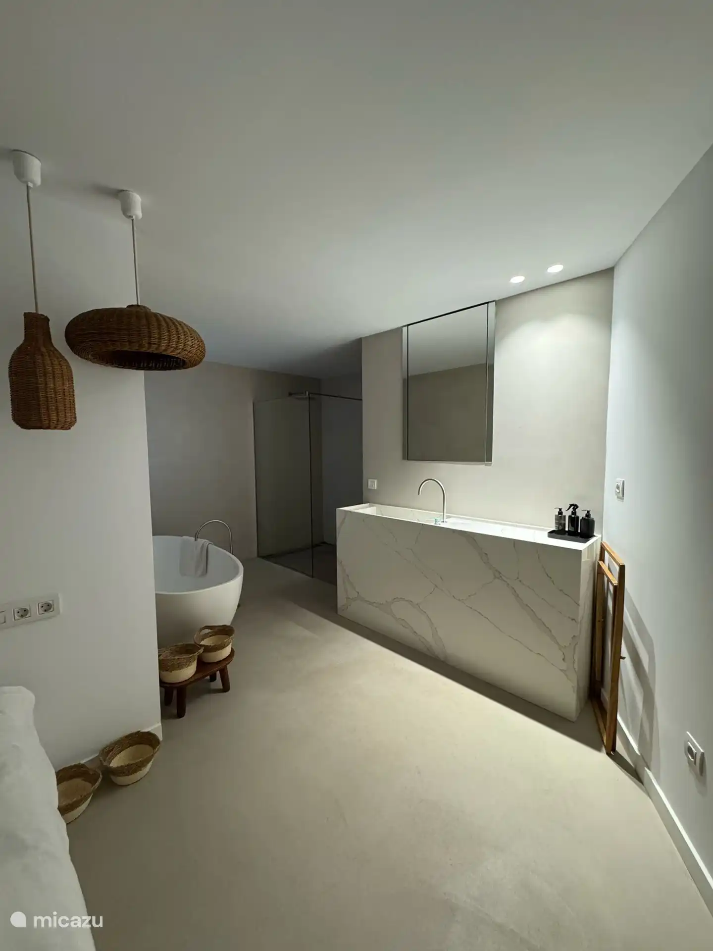 Hauptschlafzimmer + Badezimmer