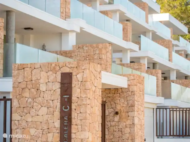 Casa Léo huren in Spanje, Ibiza, Cala Vadella - appartement voorgevel waar de poort zich bevind om binnen te gaan.