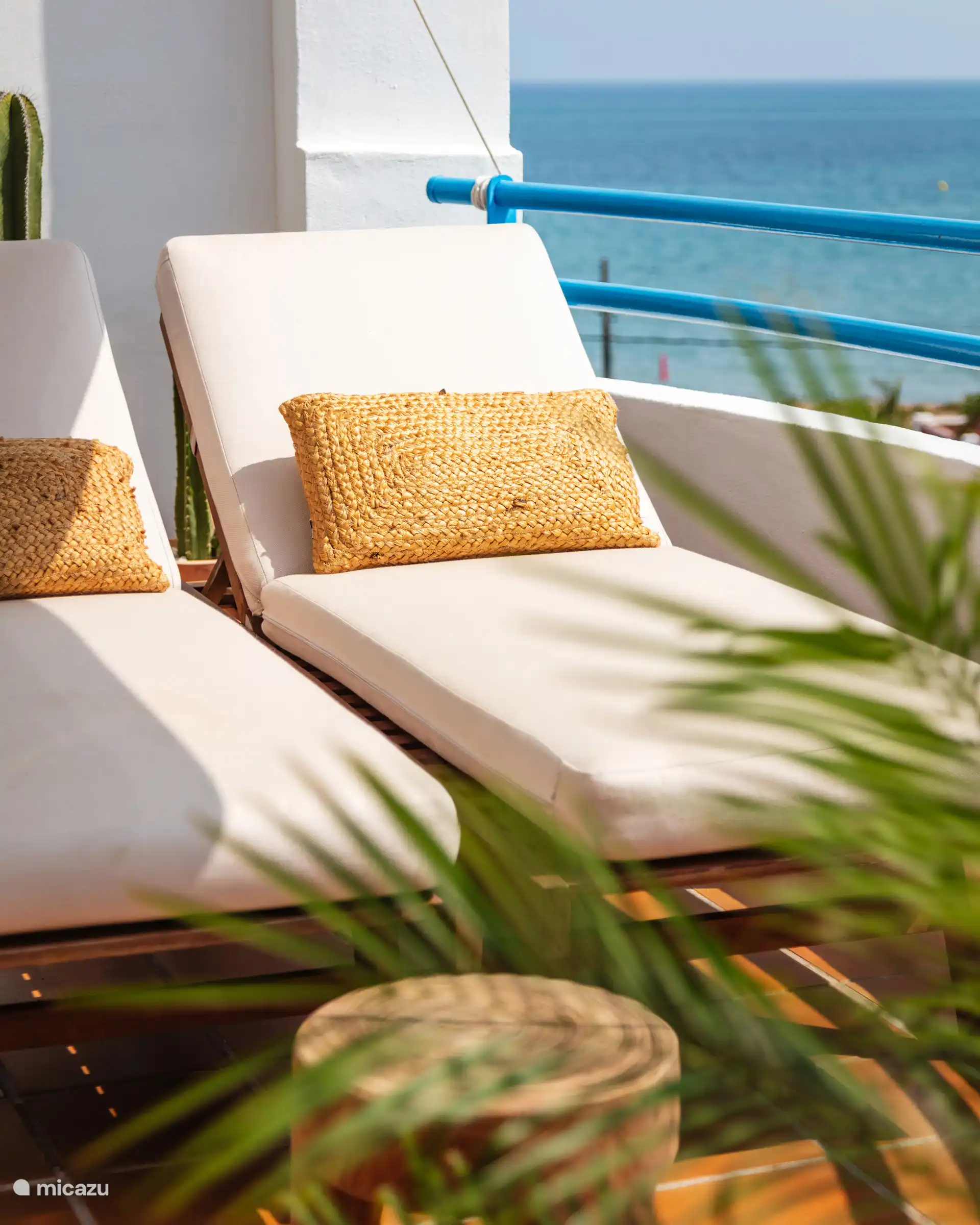 Schöne Sonnenliegen - mit Blick auf den Berg