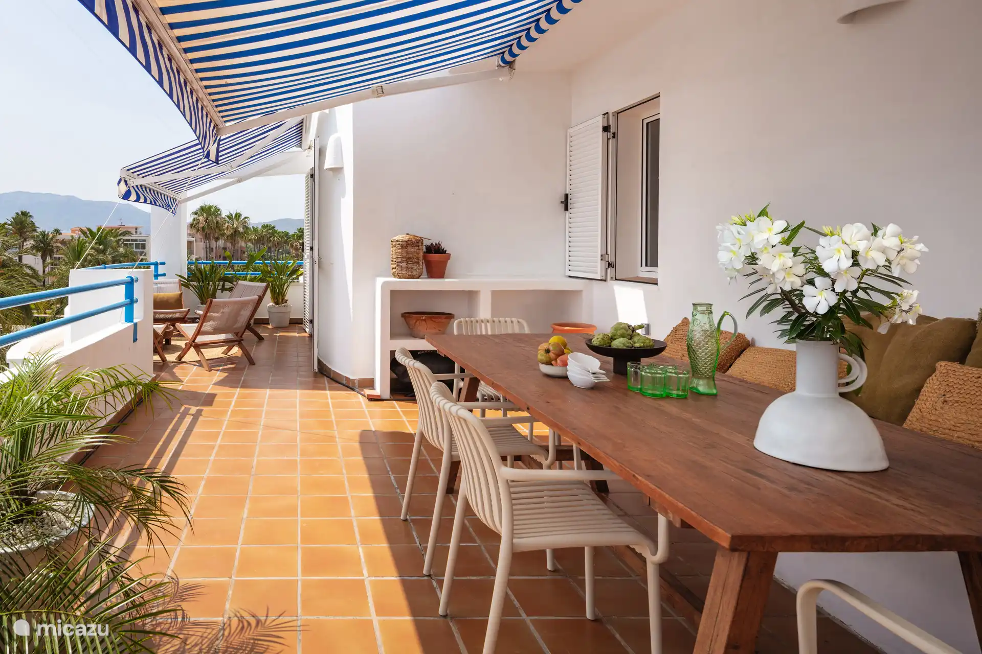 Großzügige Ostterrasse