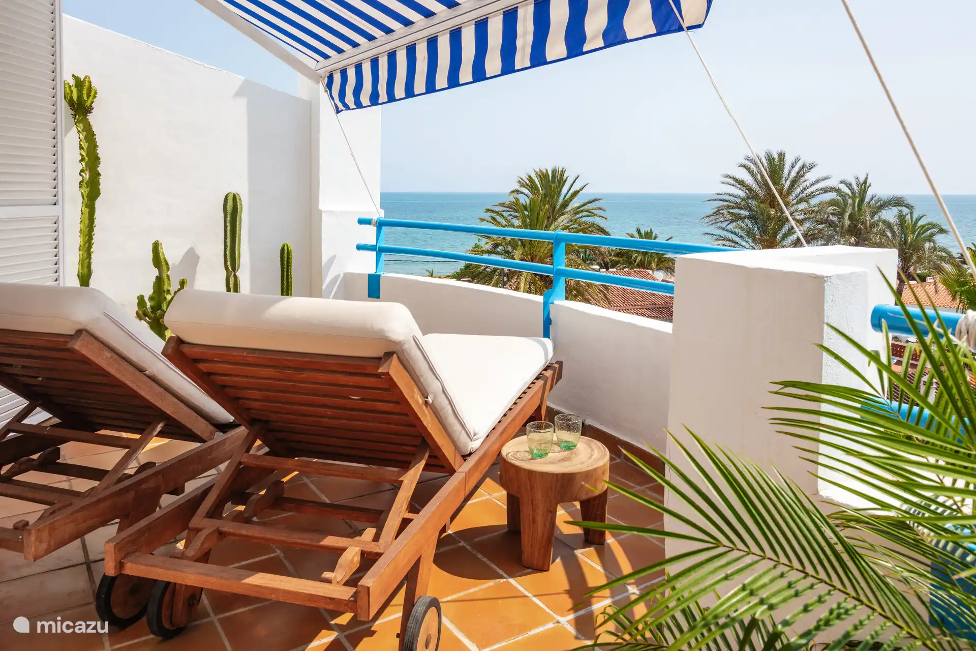 Schöne Sonnenliegen - mit Blick auf das Meer