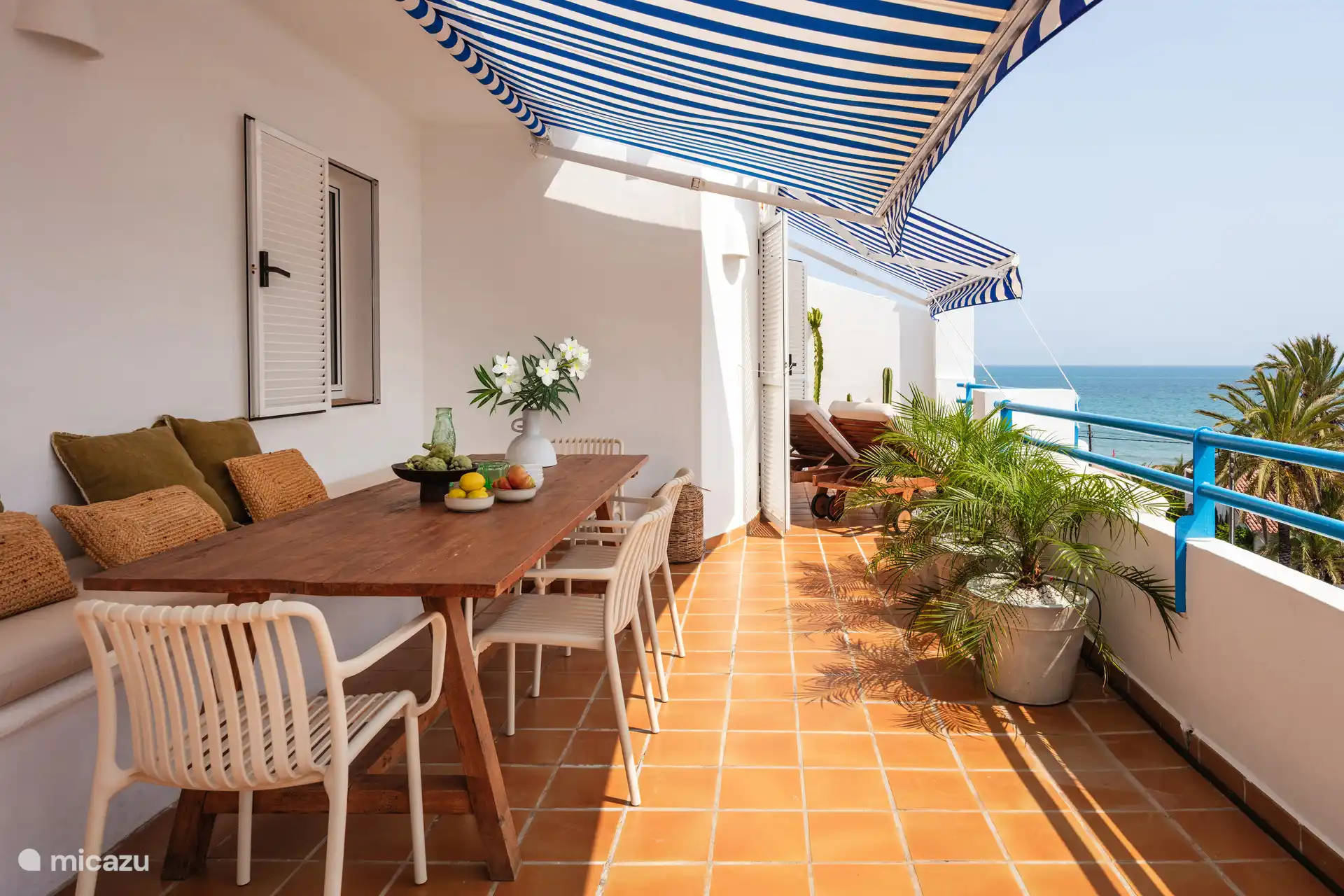 Großzügige Terrasse mit Meerblick