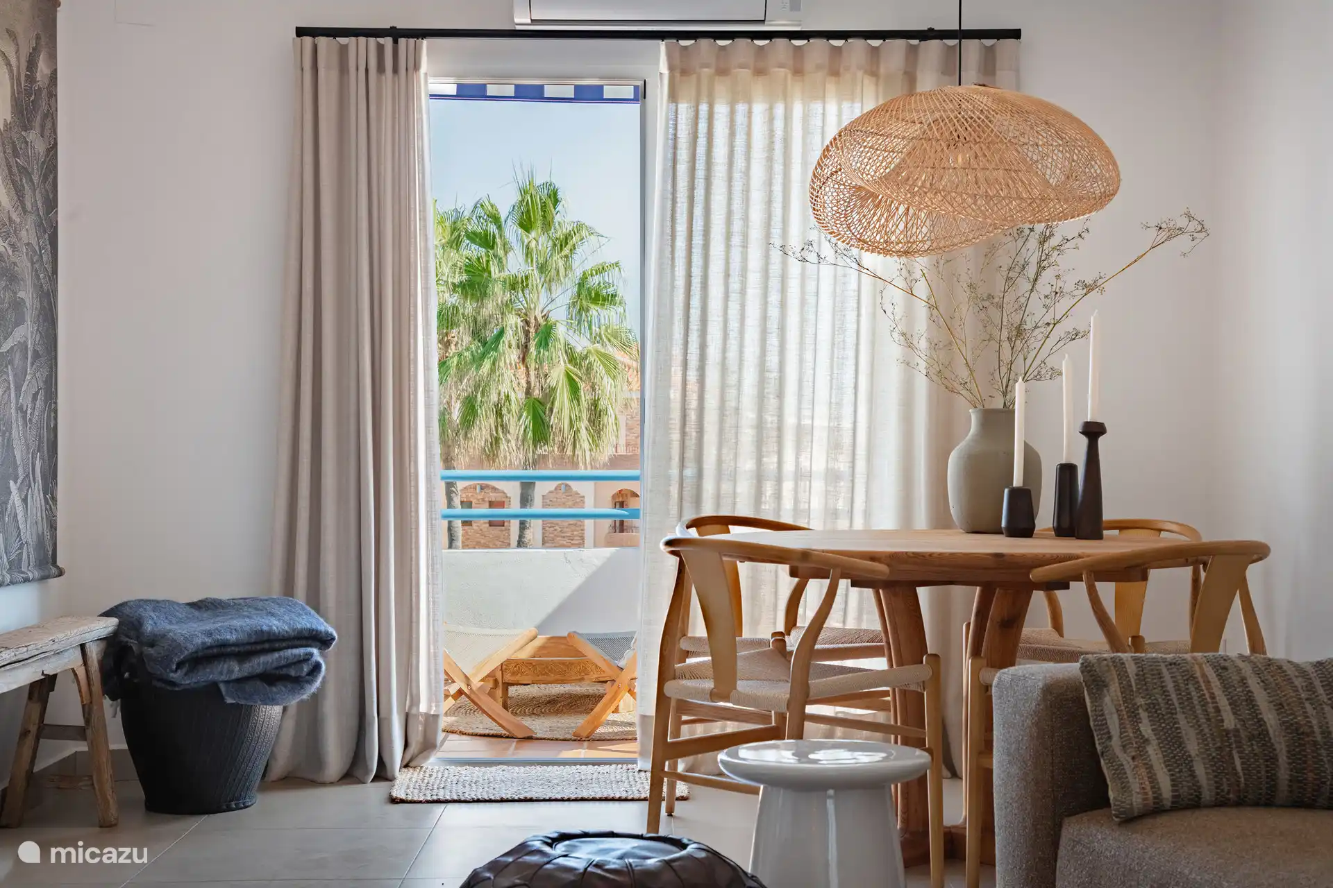 Esstisch an der Vorderseite des Wohnzimmers