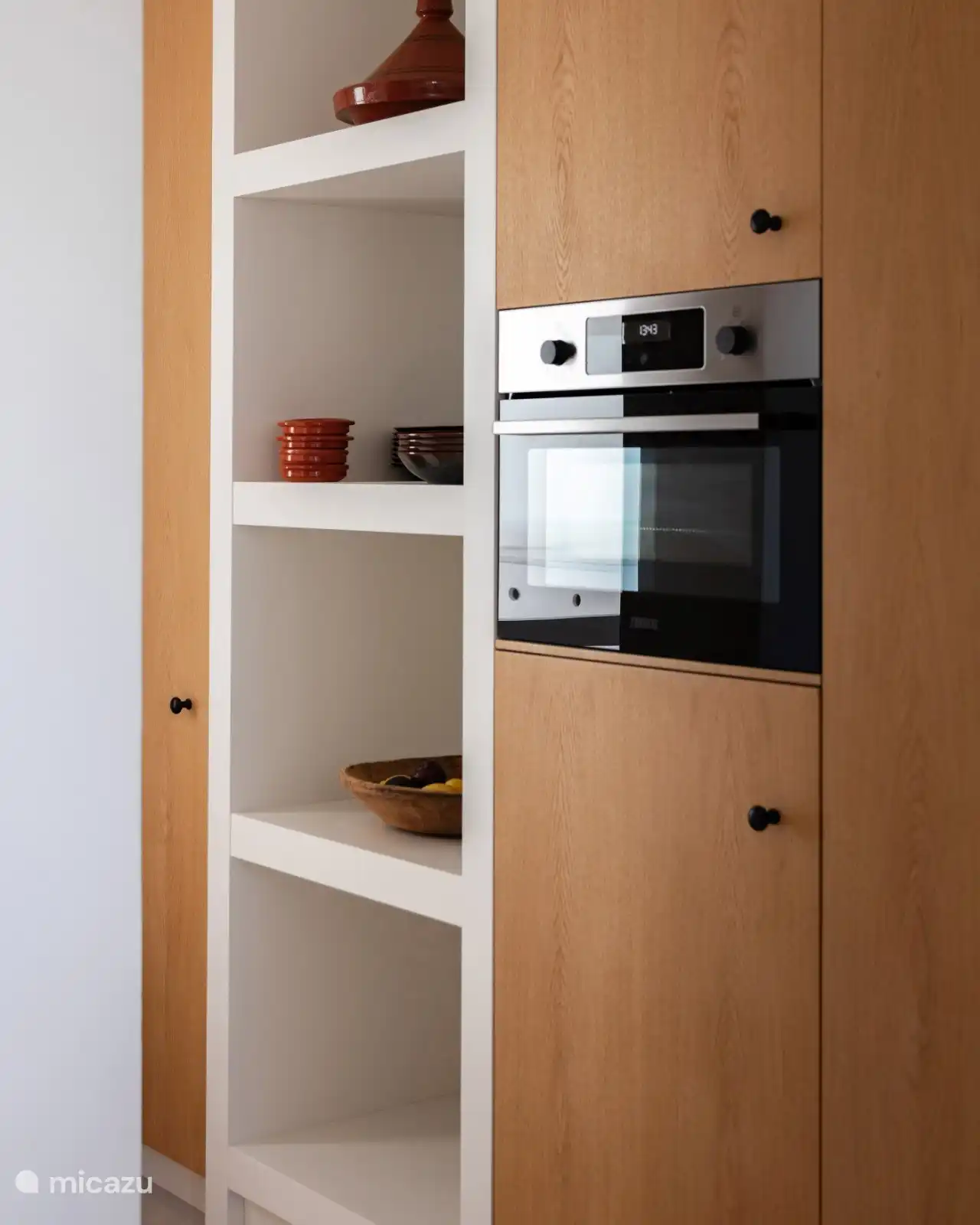 Ausgestattet mit einer Backofen-/Mikrowellenkombination