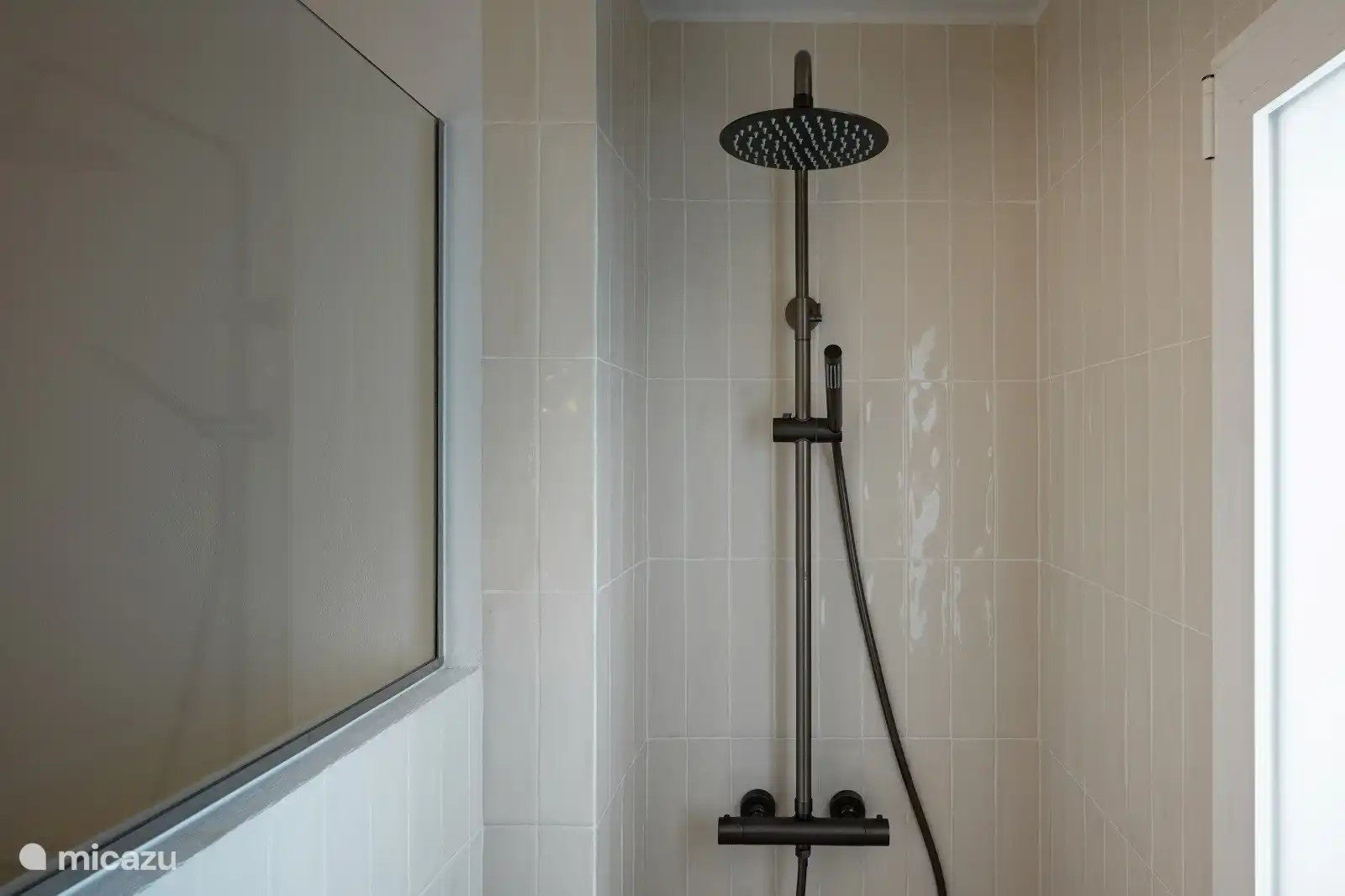 Schöne Regendusche im Badezimmer 1