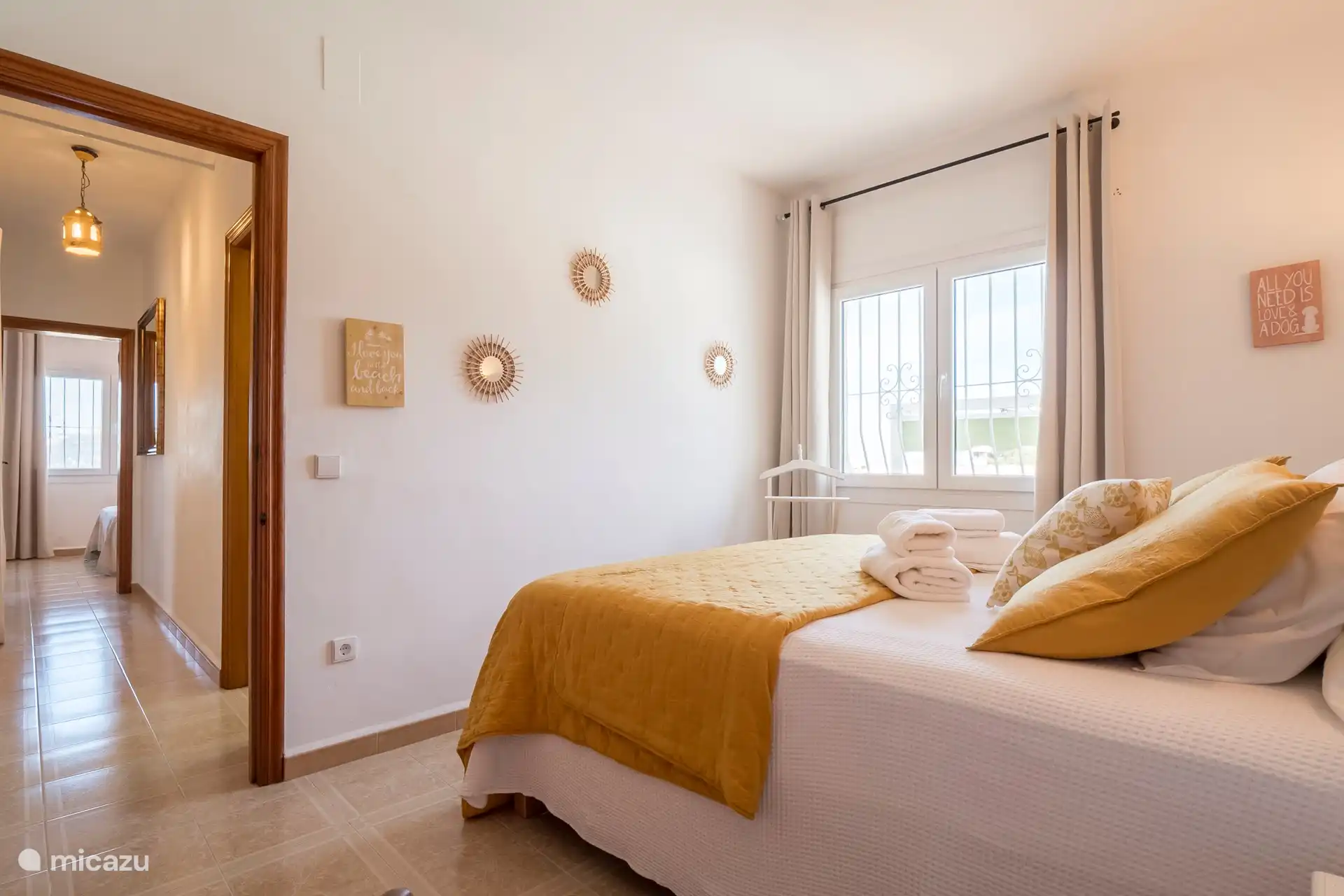 Bedroom 2 - box spring 1.80m