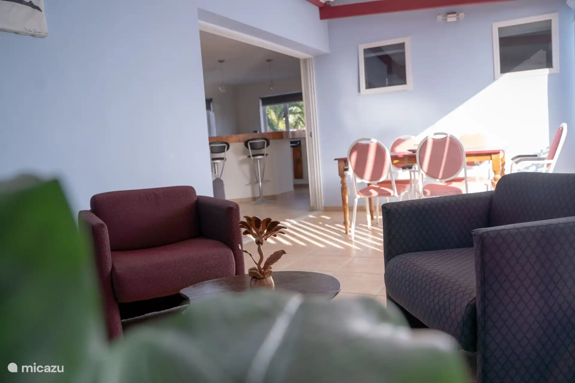 Gemütliche private Veranda im Erdgeschoss, umgeben von viel Grün, perfekt für einen Moment der Ruhe oder eine entspannende Mahlzeit an der frischen Luft.