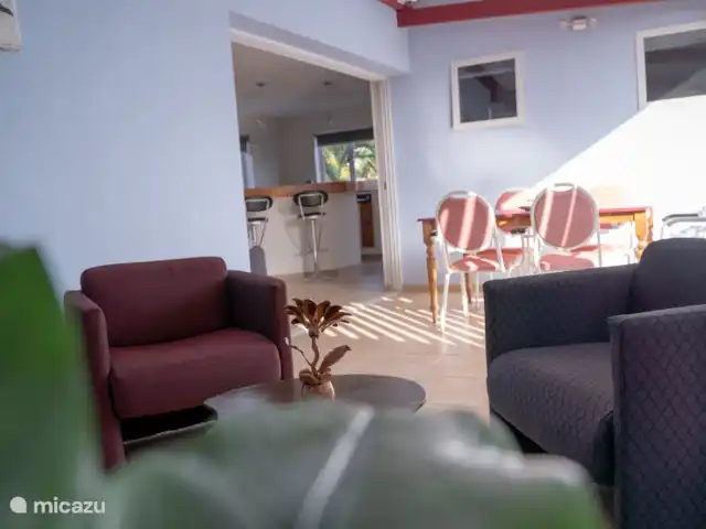 Nemah Curaçao - Azure Haven | Curaçao, Curaçao-Centre, Boca St. Michiel - studio Véranda privée confortable au rez-de-chaussée entourée de verdure, parfaite pour un moment de repos ou un repas relaxant en plein air.