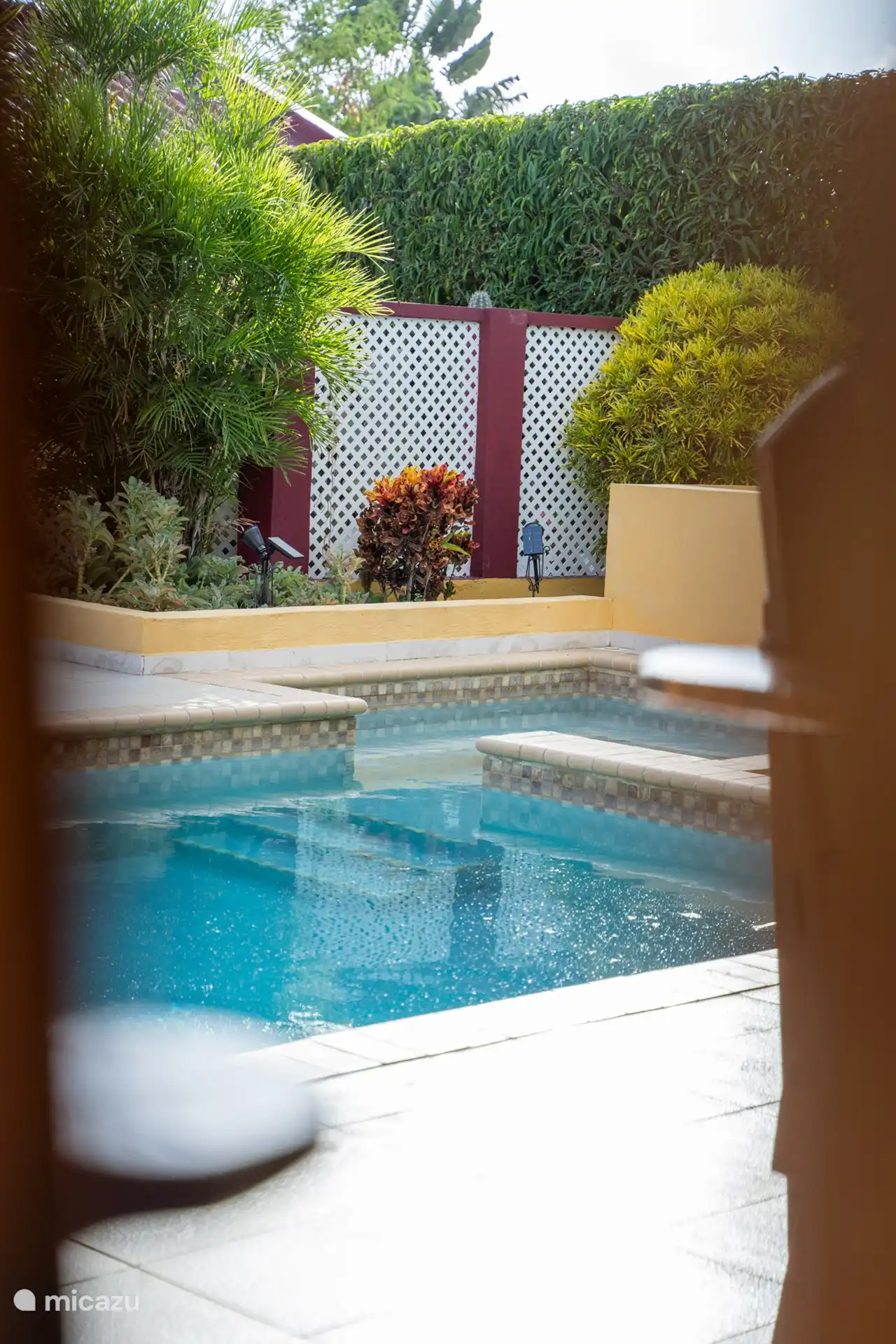 Genießen Sie ultimative Entspannung am Pool.