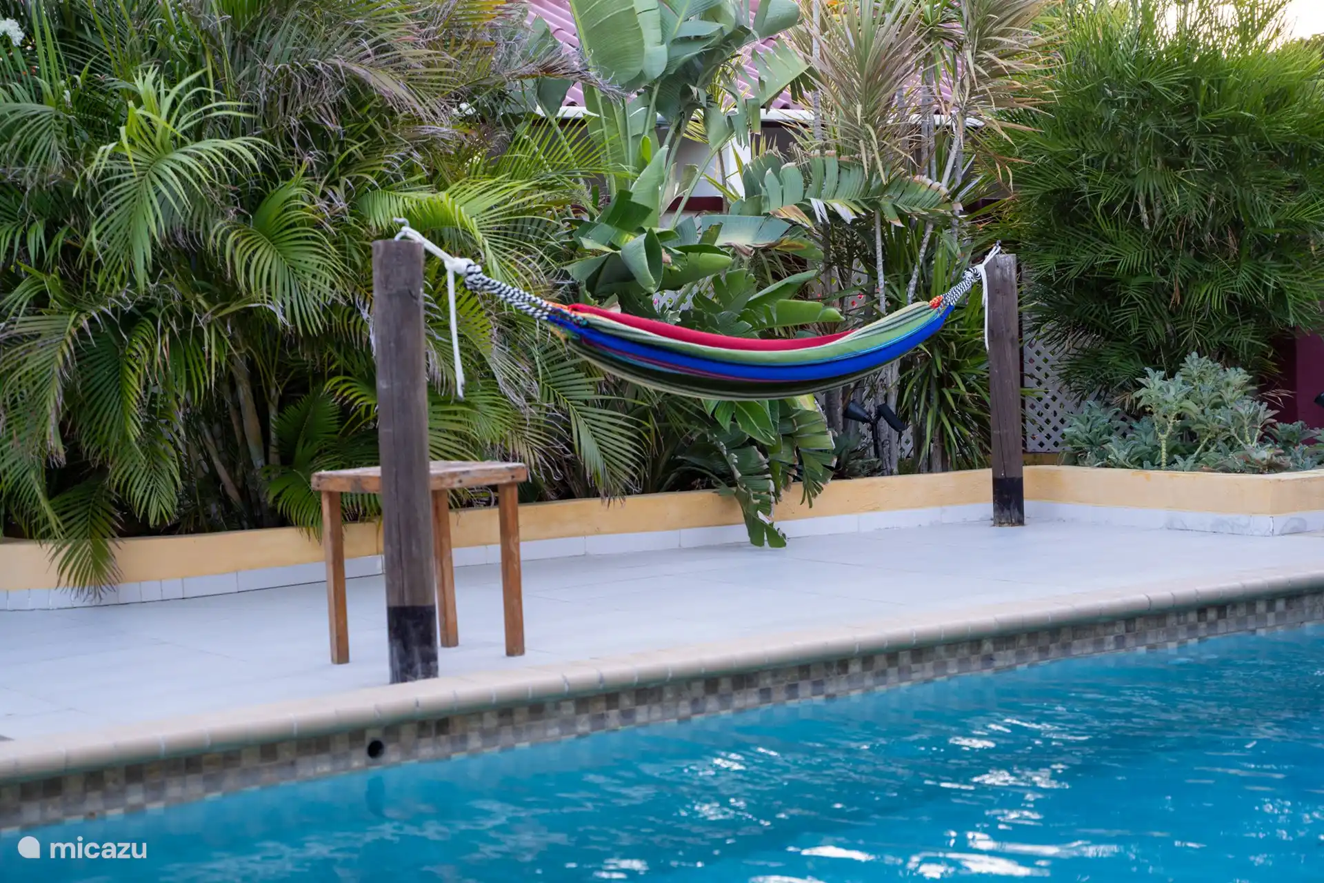 Lassen Sie sich vom Urlaubsgefühl mitreißen bei einem erfrischenden Bad, entspannenden Momenten in der Hängematte und sonnigen Nachmittagen auf einer Sonnenliege unter dem Sonnenschirm.