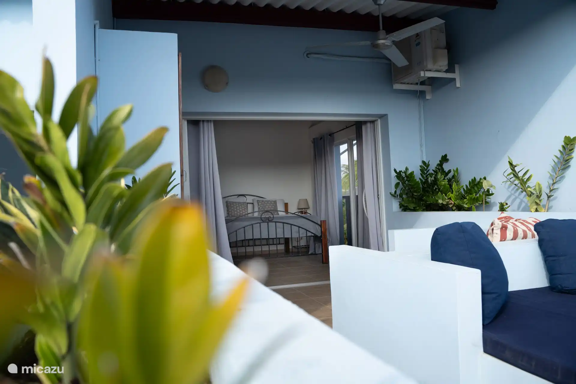 Der Blick von außen nach innen zeigt den hellen und offenen Raum der oberen Veranda, in dem Sie die Natur in völliger Privatsphäre in vollen Zügen genießen können