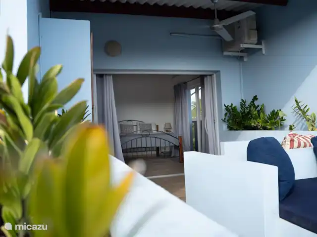 Nemah Curaçao - Azure Haven | Curaçao, Curaçao-Centre, Boca St. Michiel - studio La vue de l’extérieur vers l’intérieur montre l’espace lumineux et ouvert du porche supérieur, où vous pouvez profiter pleinement de l’extérieur en toute intimité
