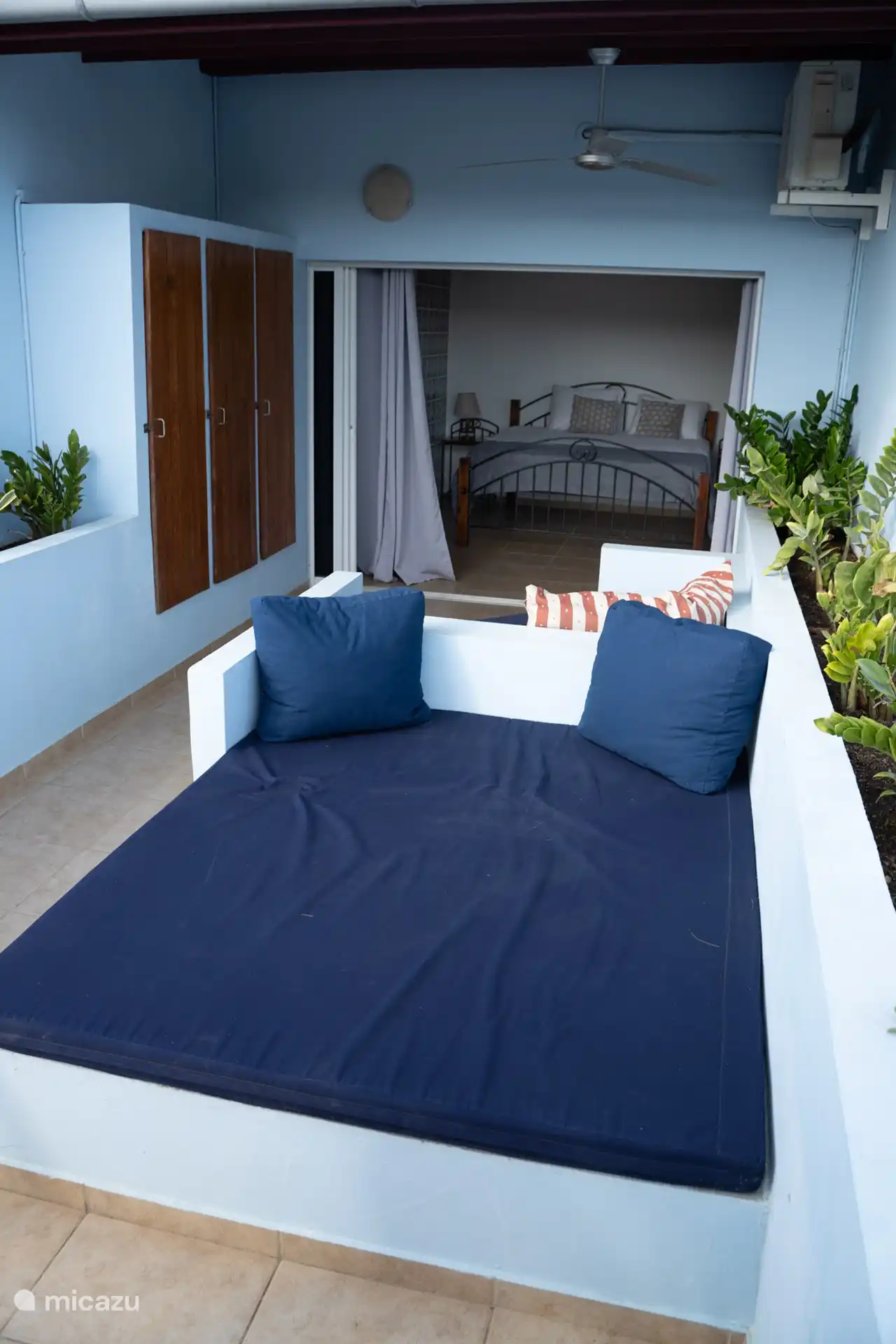 Entspannen Sie sich auf der bequemen Liege auf der oberen Veranda, perfekt für einen Nachmittag in der Sonne oder einen ruhigen Moment mit Blick auf die Umgebung.