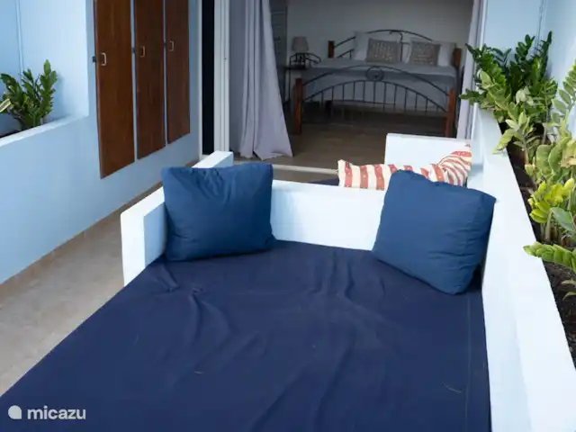Nemah Curaçao - Azure Haven | Curaçao, Curaçao-Centre, Boca St. Michiel - studio Détendez-vous sur la chaise longue confortable sur le porche supérieur, parfait pour un après-midi au soleil ou un moment tranquille avec vue sur les environs.
