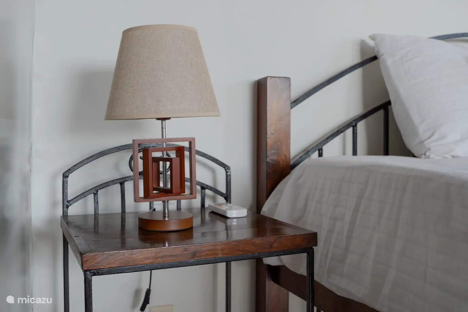 Stimmungsvolles Nachtlicht neben dem Bett.