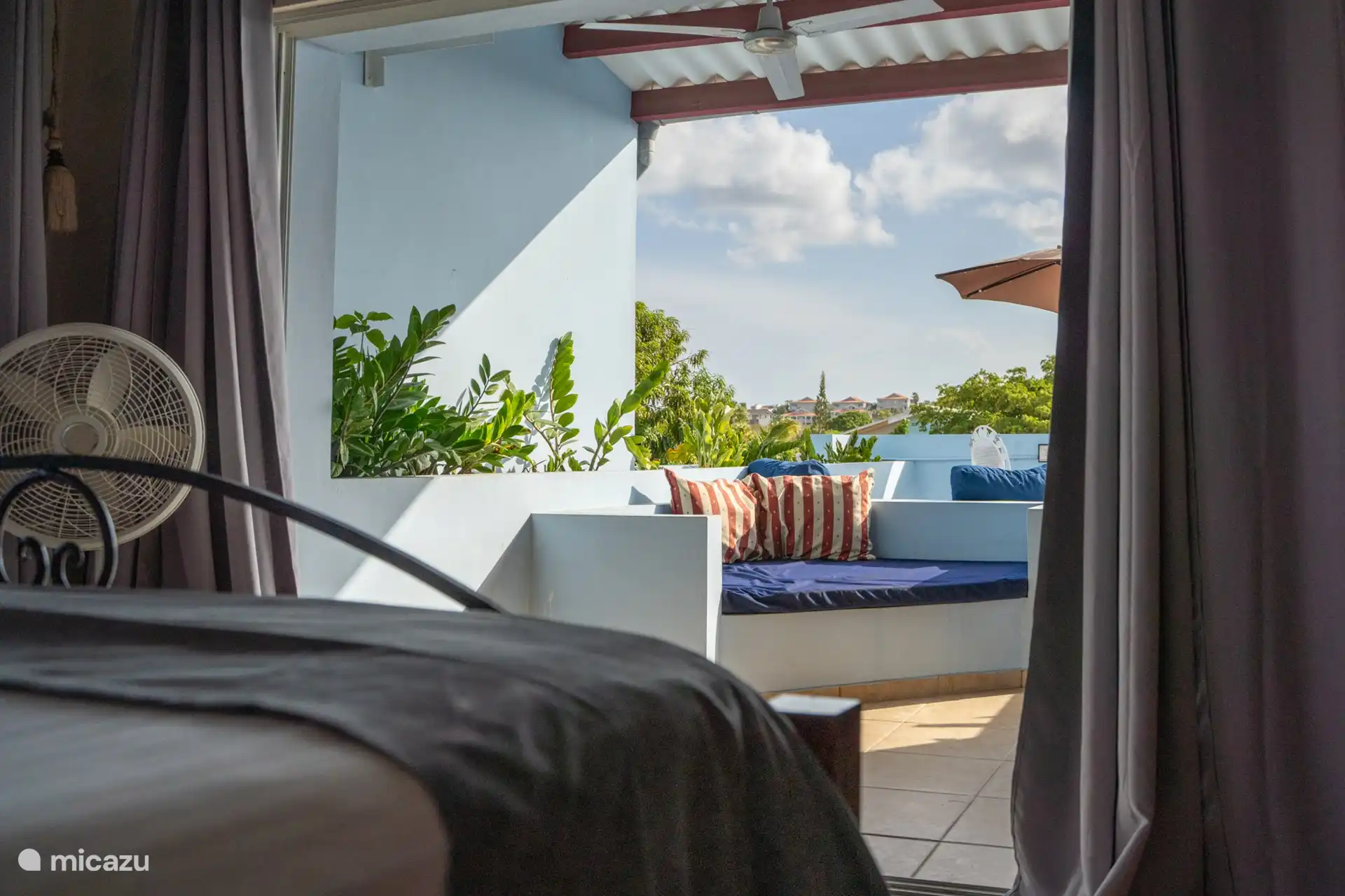 Von innen haben Sie einen schönen Blick auf die obere Veranda und die umliegende Natur, perfekt für einen Moment der Ruhe, während Sie die Natur bewundern.